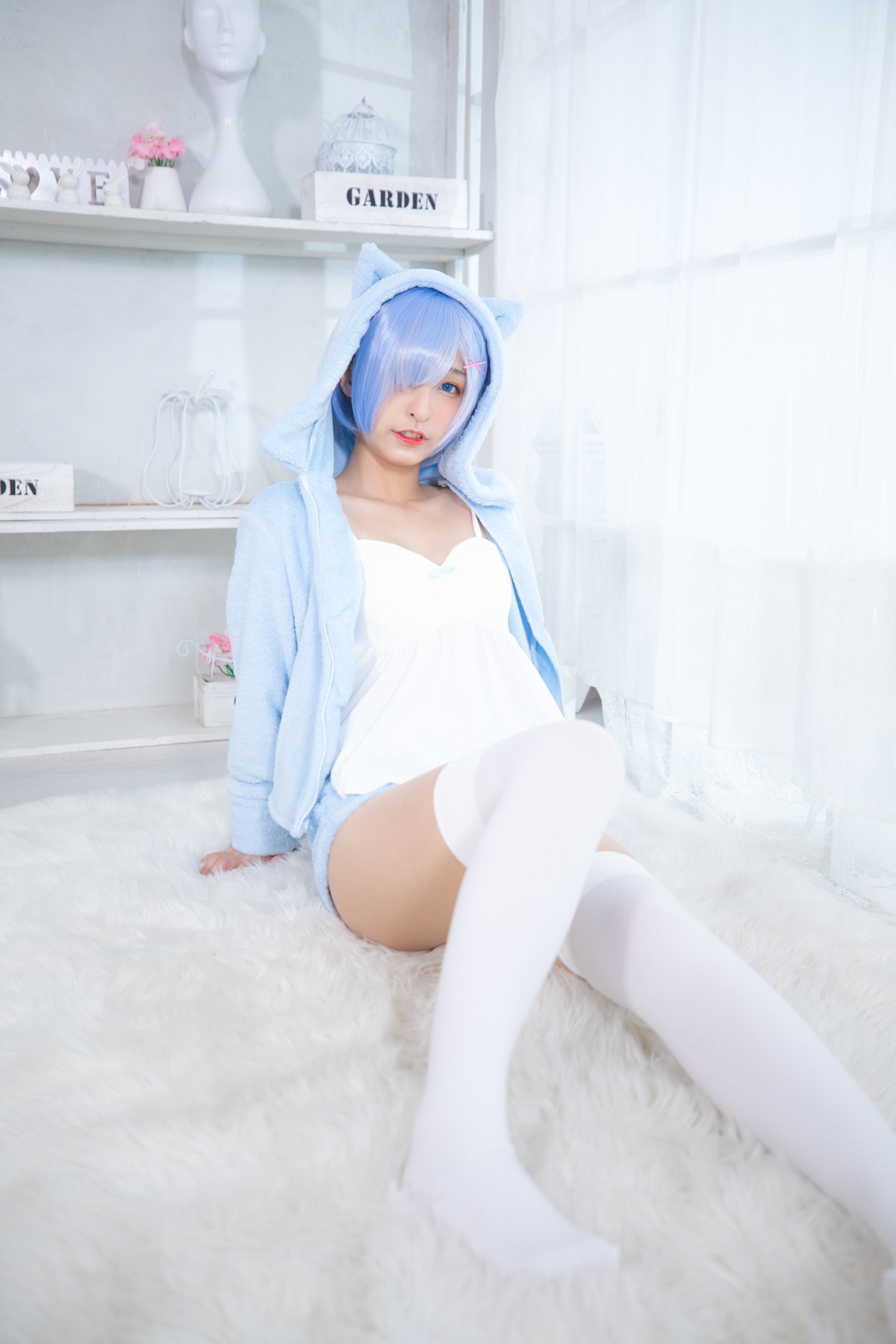xgyw.top_萝莉美女神楽坂真冬白丝蕾姆主题私房脱外衣露白色吊带配白丝袜性感迷人写真150P