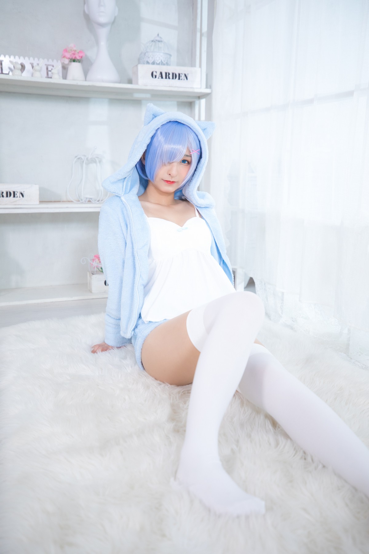 xgyw.top_萝莉美女神楽坂真冬白丝蕾姆主题私房脱外衣露白色吊带配白丝袜性感迷人写真150P