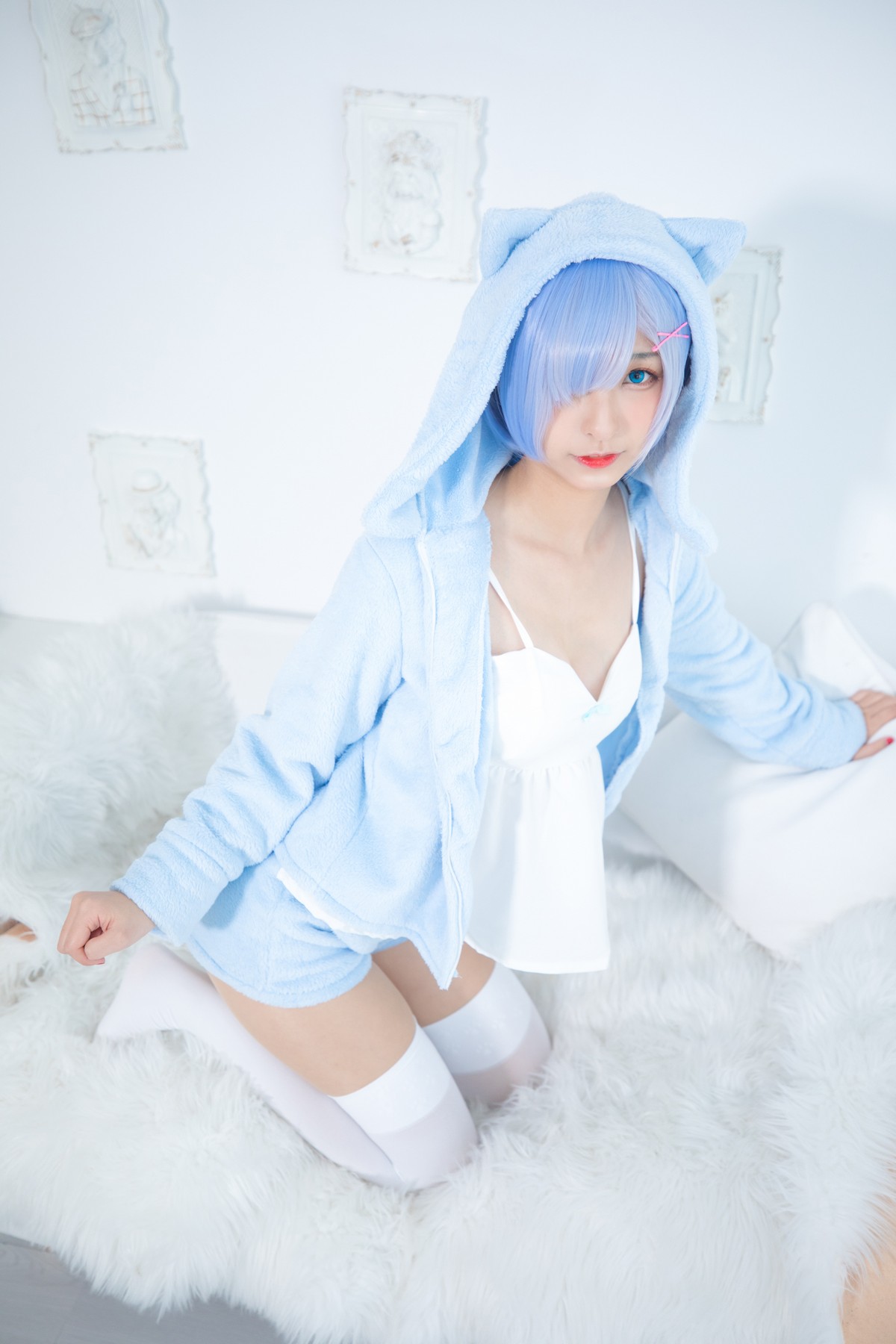 xgyw.top_萝莉美女神楽坂真冬白丝蕾姆主题私房脱外衣露白色吊带配白丝袜性感迷人写真150P