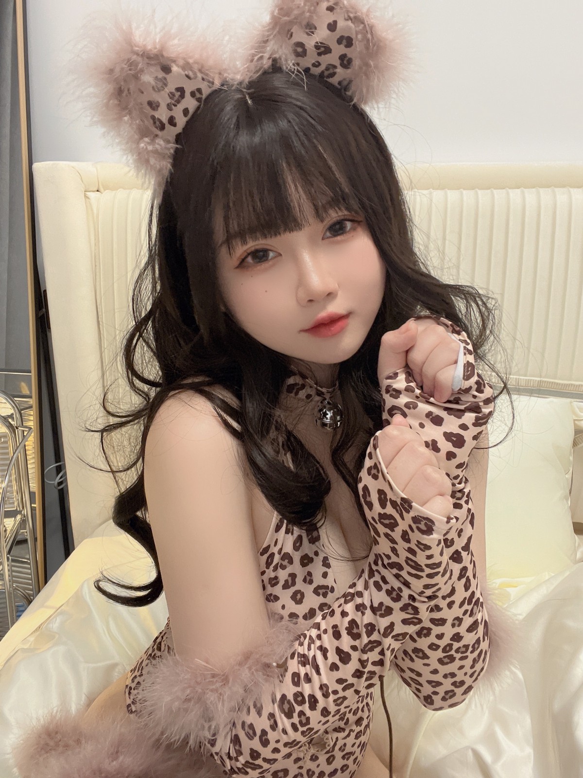 xgyw.top_蜜桃少女是依酱吖豹女主题私房性感豹纹连体衣配黑丝袜秀完美身材诱惑写真40P