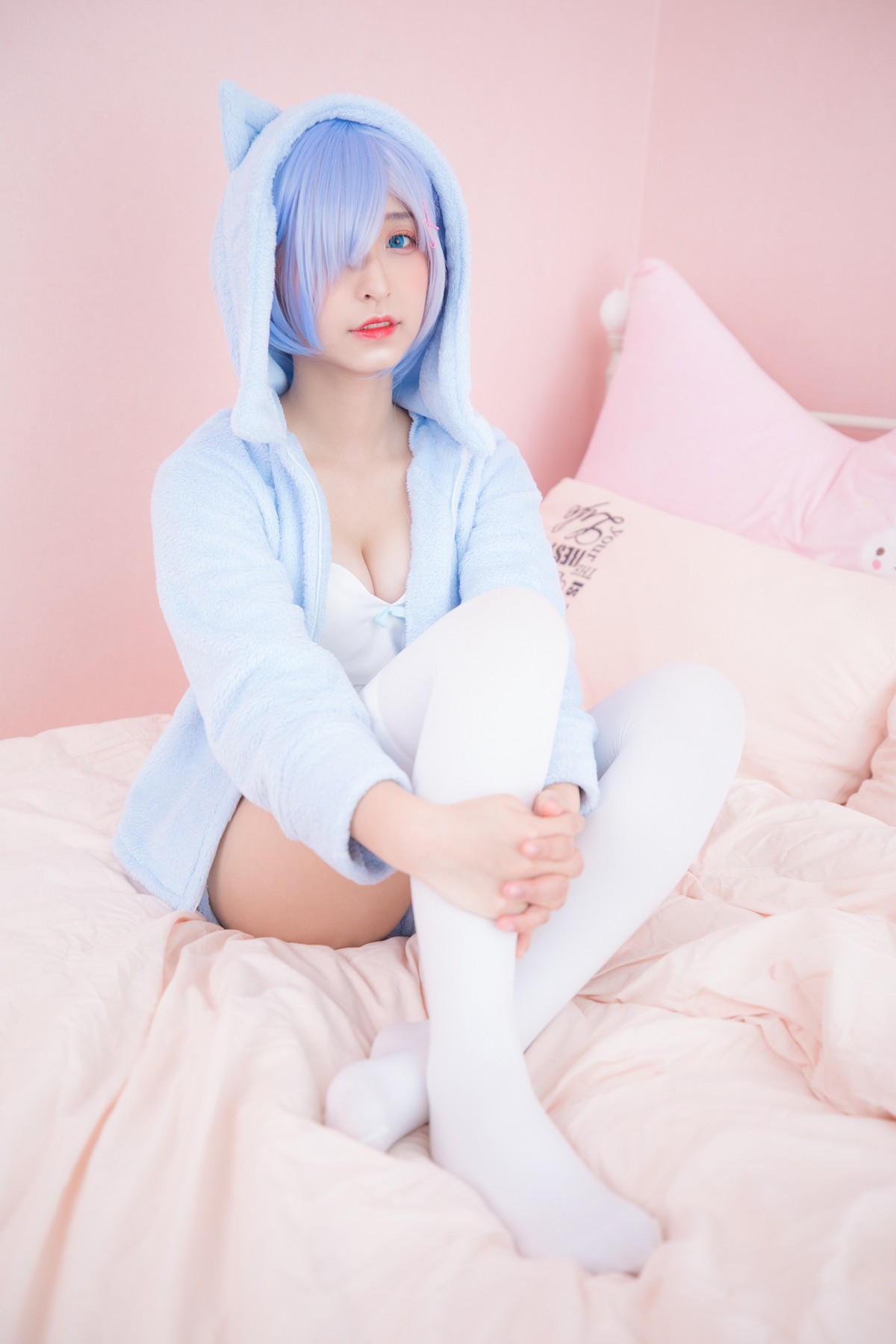xgyw.top_萝莉美女神楽坂真冬白丝蕾姆主题私房脱外衣露白色吊带配白丝袜性感迷人写真150P