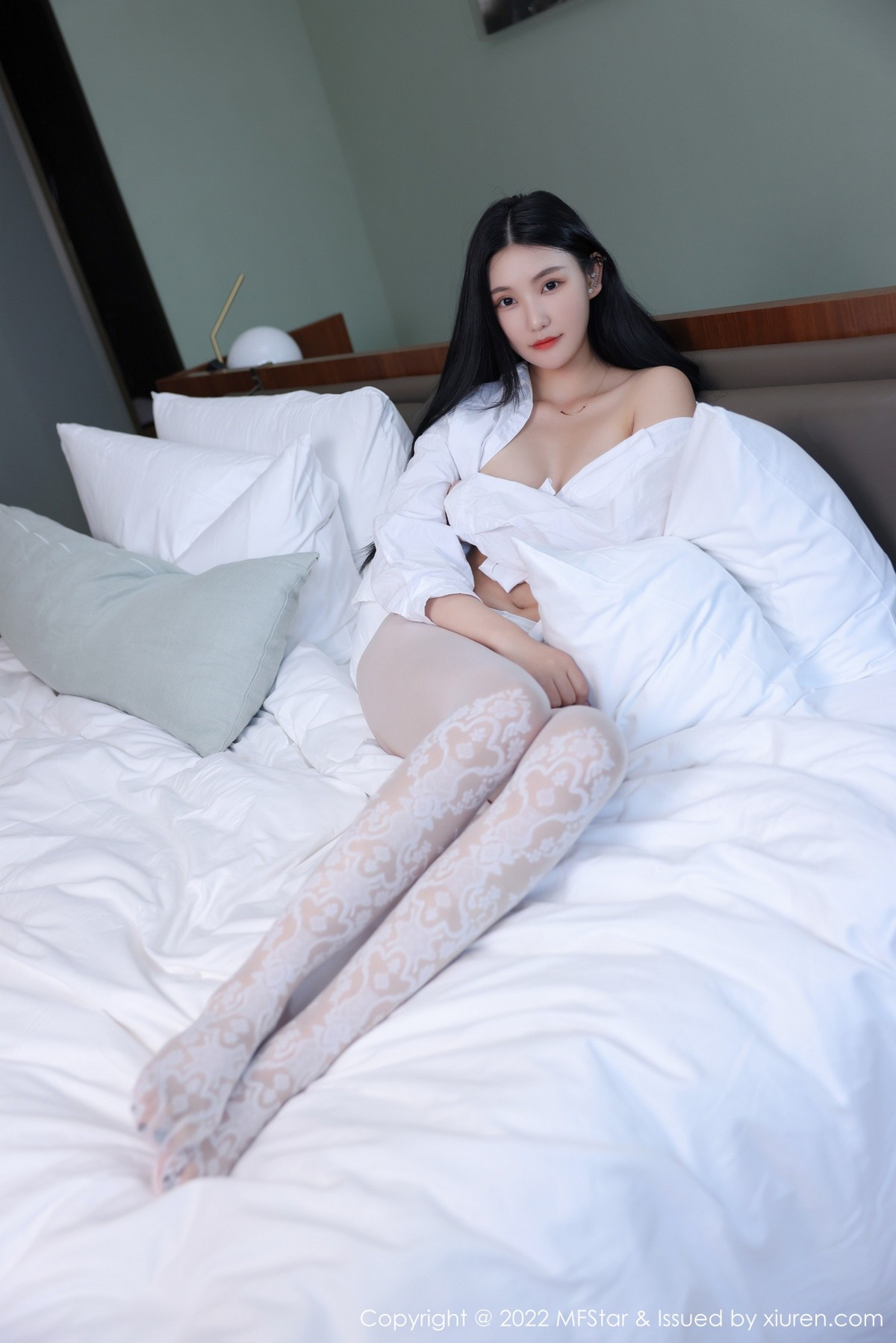 xgyw.top_[MFStar模范学院]Vol.565_新人模特小米XM性感白T配白色蛇纹无内丝袜惹火诱惑写真61P