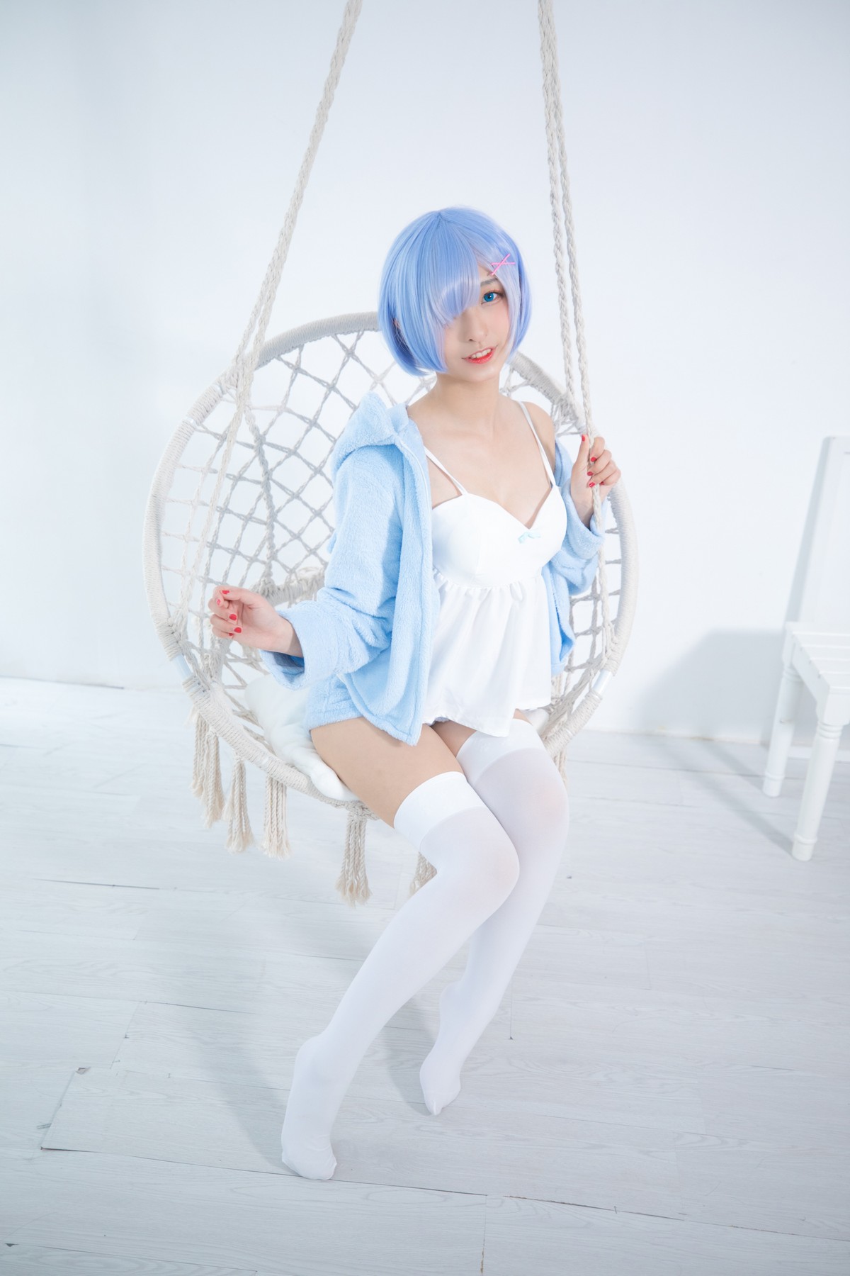 xgyw.top_萝莉美女神楽坂真冬白丝蕾姆主题私房脱外衣露白色吊带配白丝袜性感迷人写真150P