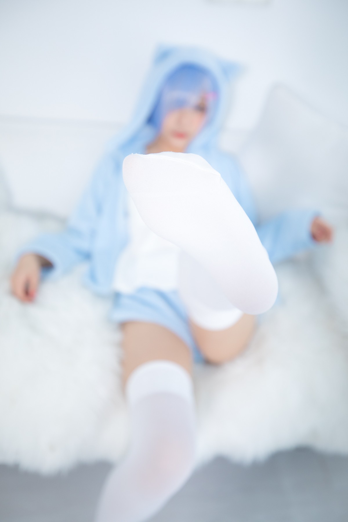 xgyw.top_萝莉美女神楽坂真冬白丝蕾姆主题私房脱外衣露白色吊带配白丝袜性感迷人写真150P