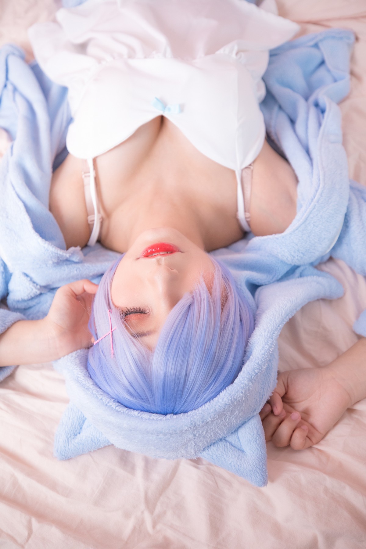 xgyw.top_萝莉美女神楽坂真冬白丝蕾姆主题私房脱外衣露白色吊带配白丝袜性感迷人写真150P
