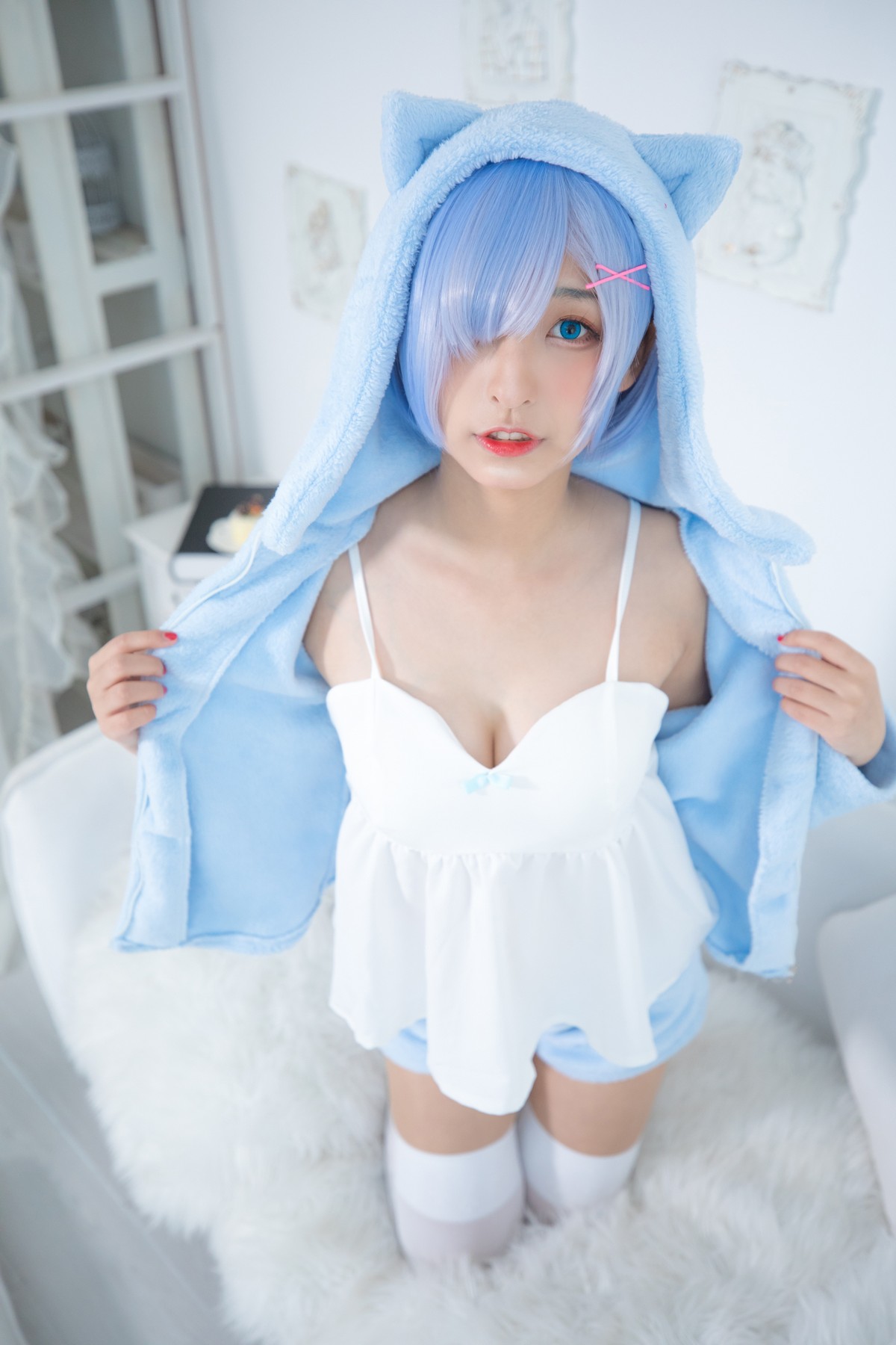 xgyw.top_萝莉美女神楽坂真冬白丝蕾姆主题私房脱外衣露白色吊带配白丝袜性感迷人写真150P