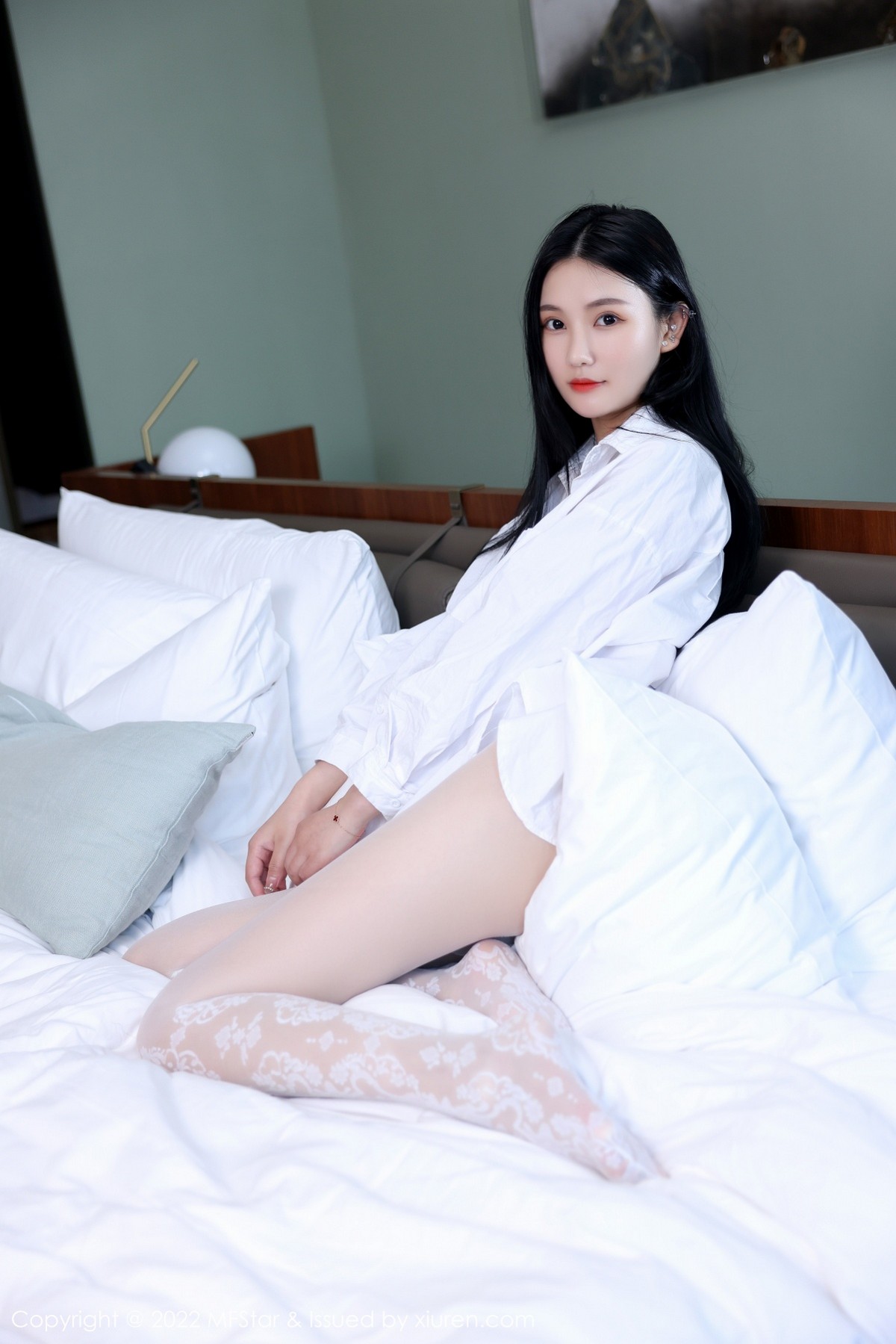 xgyw.top_[MFStar模范学院]Vol.565_新人模特小米XM性感白T配白色蛇纹无内丝袜惹火诱惑写真61P