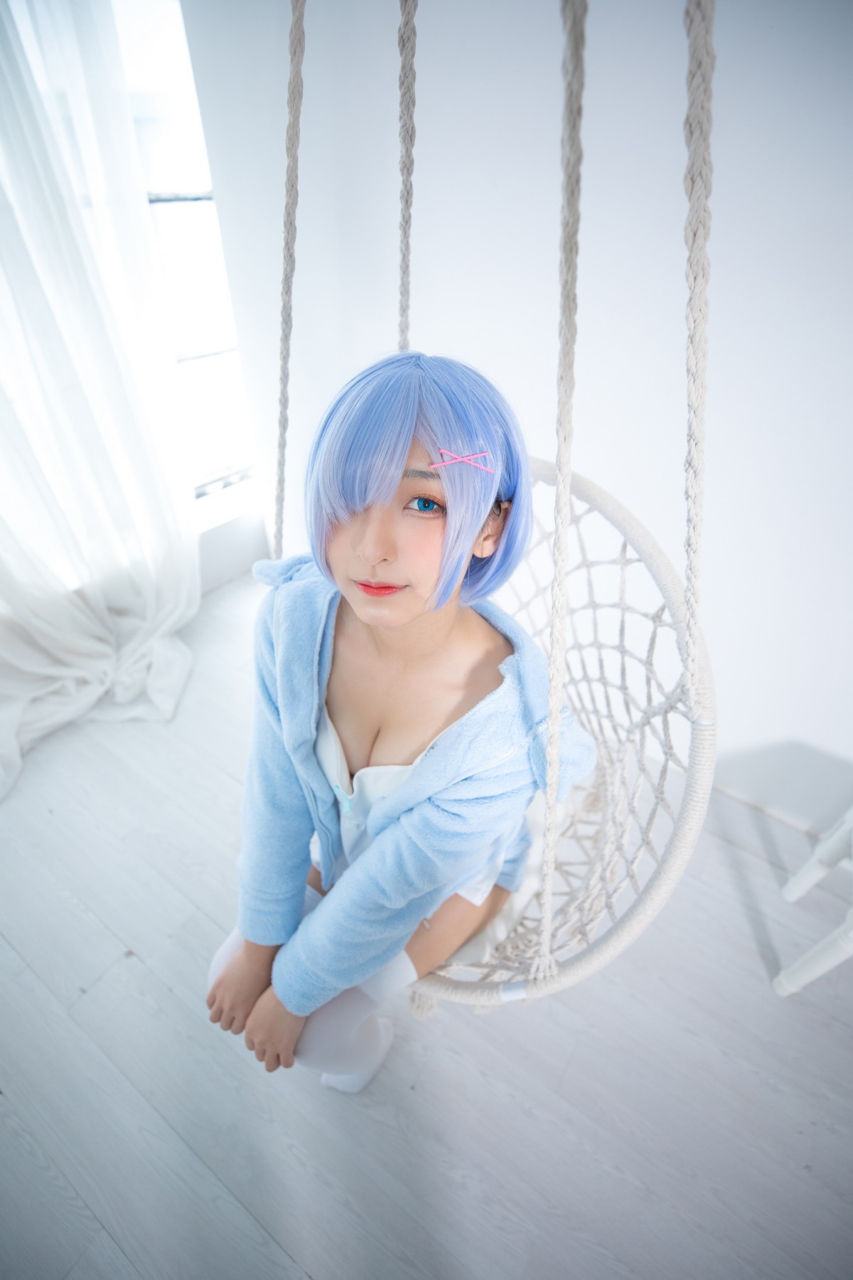 xgyw.top_萝莉美女神楽坂真冬白丝蕾姆主题私房脱外衣露白色吊带配白丝袜性感迷人写真150P