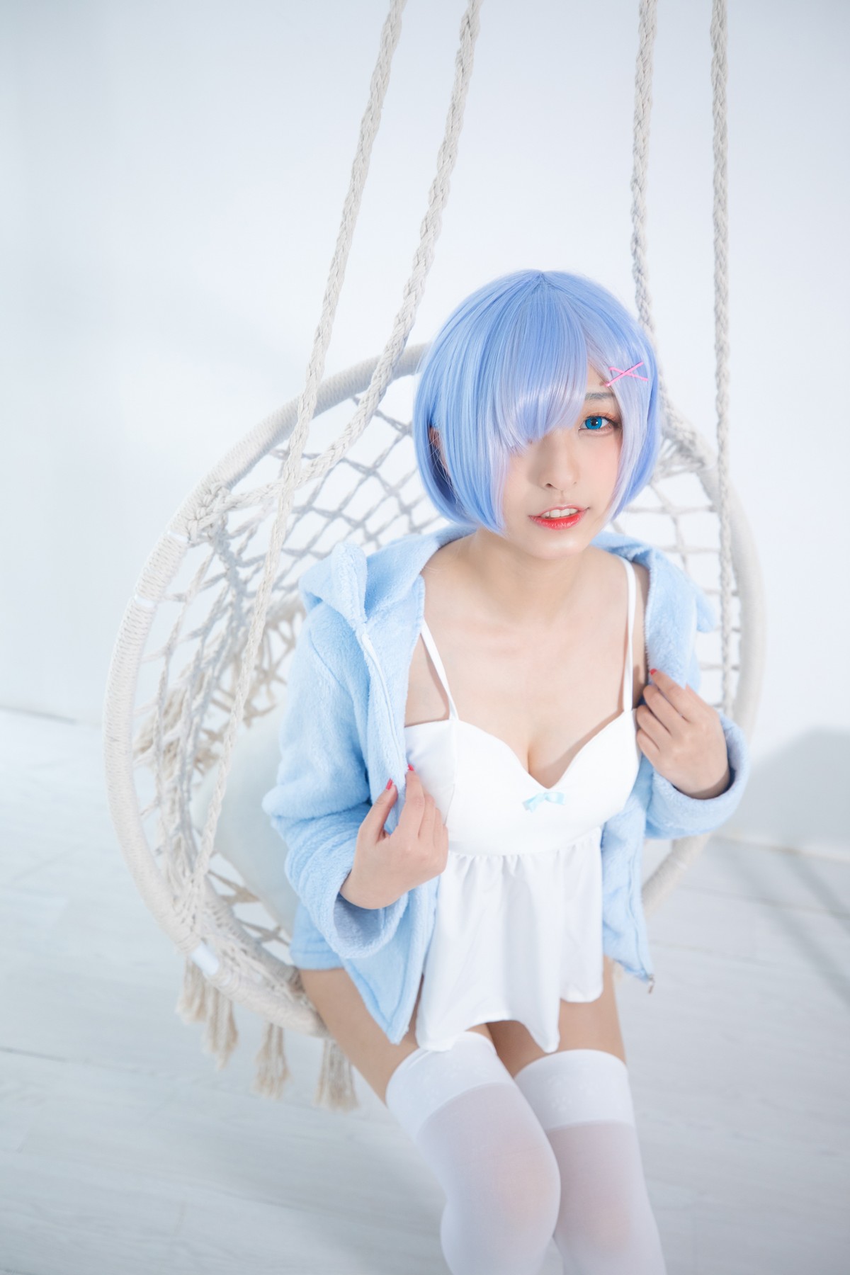 xgyw.top_萝莉美女神楽坂真冬白丝蕾姆主题私房脱外衣露白色吊带配白丝袜性感迷人写真150P