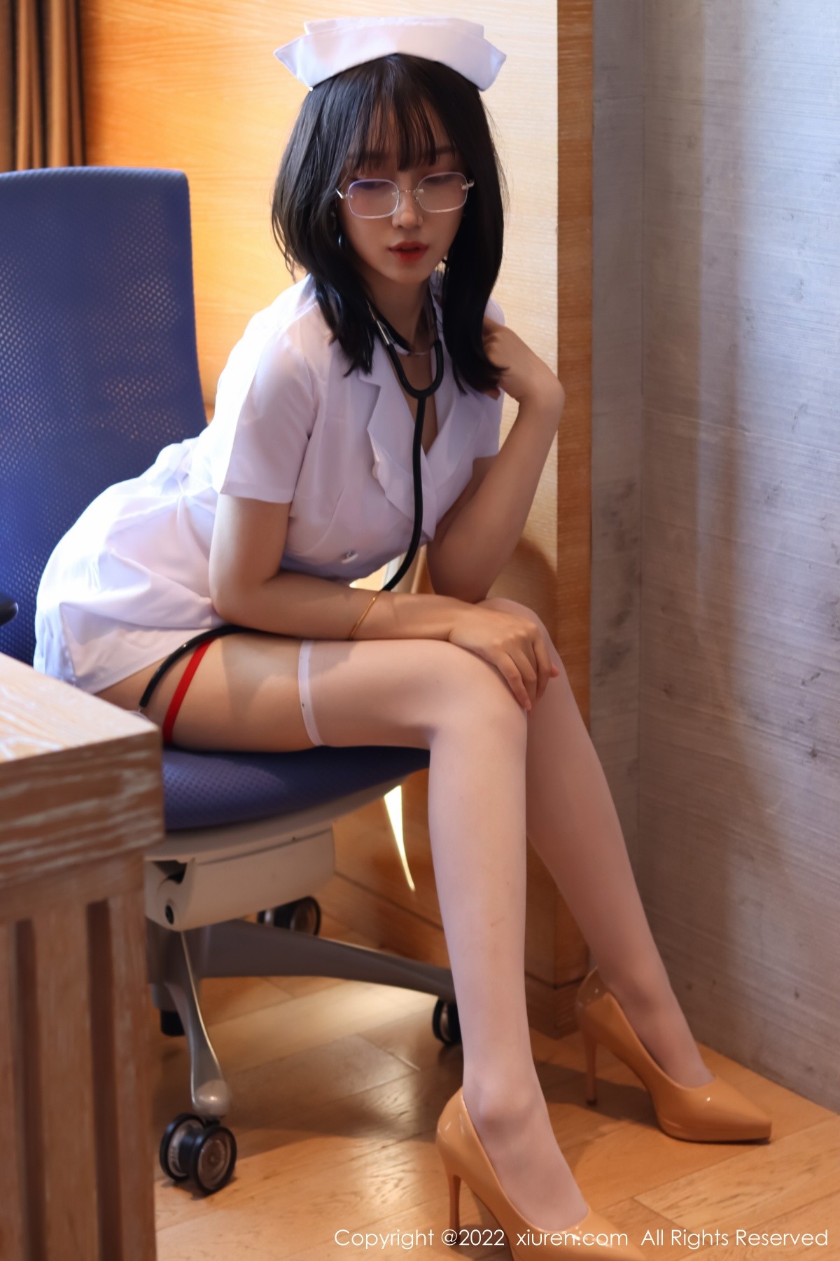 xgyw.top_XiuRen第5438期_模特玥儿玥er香格里拉旅拍半脱护士服露红色情趣内衣诱惑写真54P