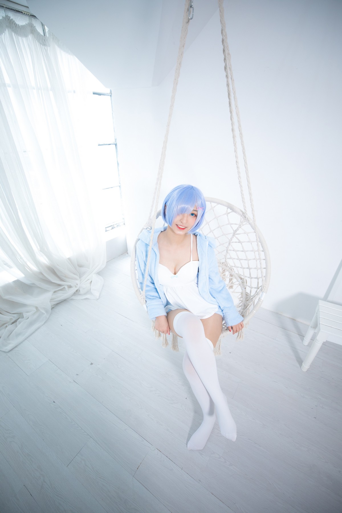 xgyw.top_萝莉美女神楽坂真冬白丝蕾姆主题私房脱外衣露白色吊带配白丝袜性感迷人写真150P
