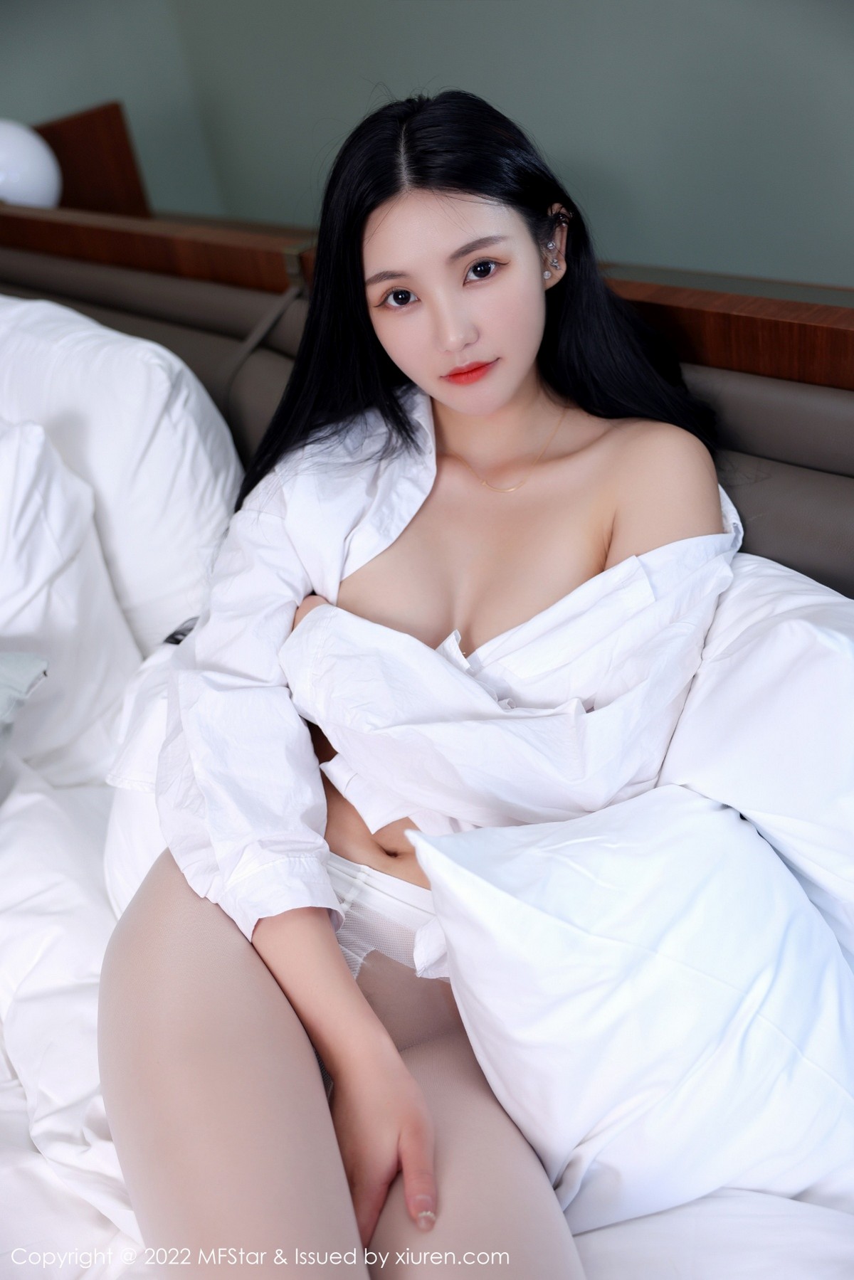 xgyw.top_[MFStar模范学院]Vol.565_新人模特小米XM性感白T配白色蛇纹无内丝袜惹火诱惑写真61P