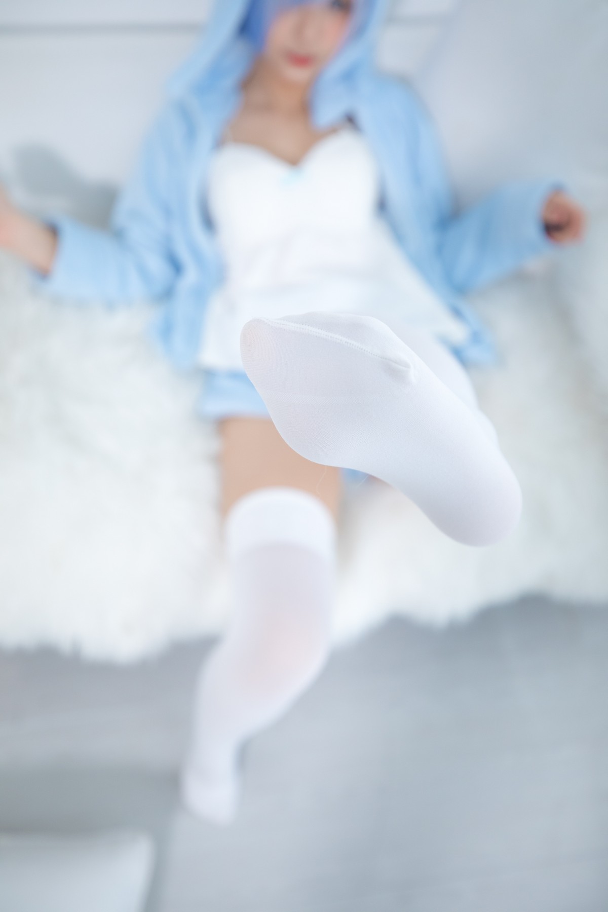 xgyw.top_萝莉美女神楽坂真冬白丝蕾姆主题私房脱外衣露白色吊带配白丝袜性感迷人写真150P