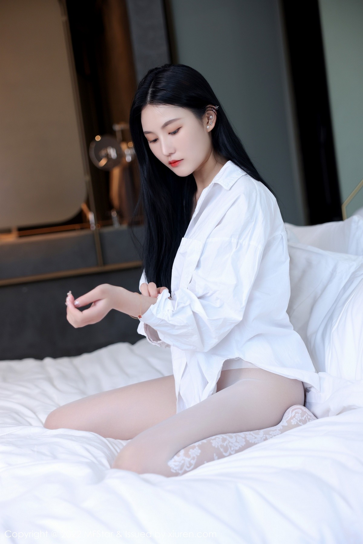 xgyw.top_[MFStar模范学院]Vol.565_新人模特小米XM性感白T配白色蛇纹无内丝袜惹火诱惑写真61P
