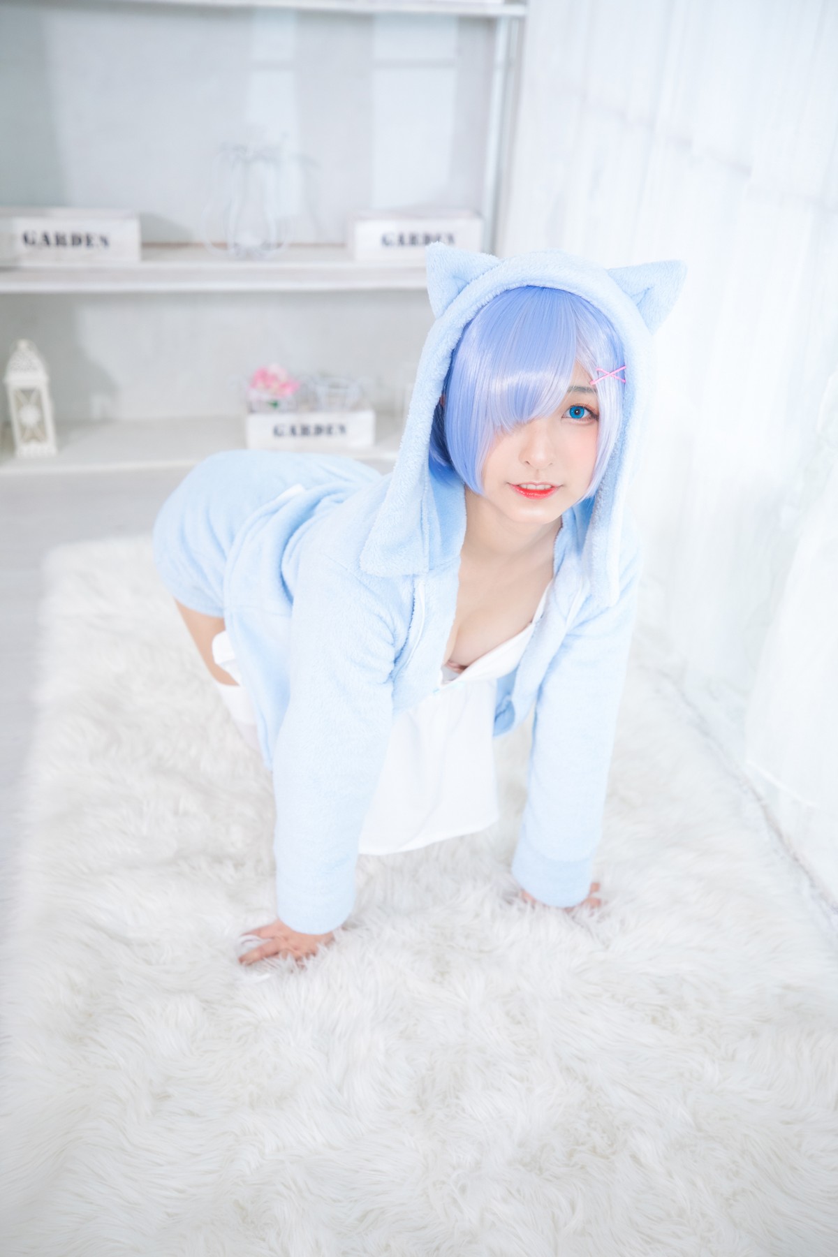 xgyw.top_萝莉美女神楽坂真冬白丝蕾姆主题私房脱外衣露白色吊带配白丝袜性感迷人写真150P