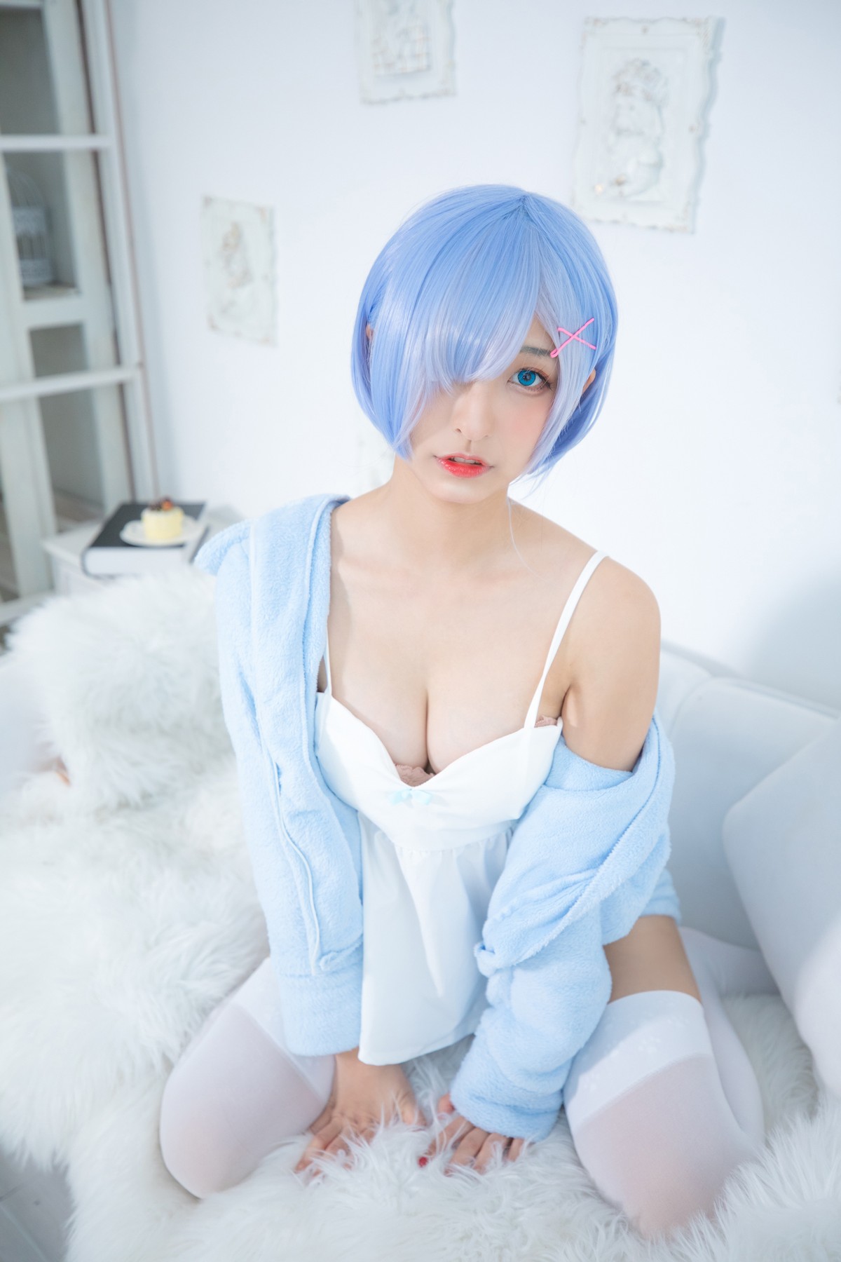 xgyw.top_萝莉美女神楽坂真冬白丝蕾姆主题私房脱外衣露白色吊带配白丝袜性感迷人写真150P