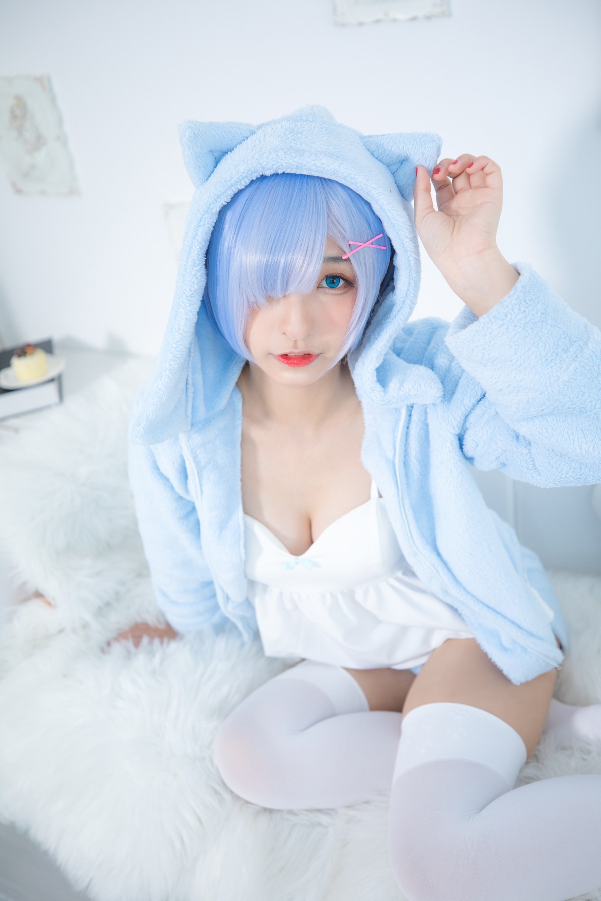 xgyw.top_萝莉美女神楽坂真冬白丝蕾姆主题私房脱外衣露白色吊带配白丝袜性感迷人写真150P