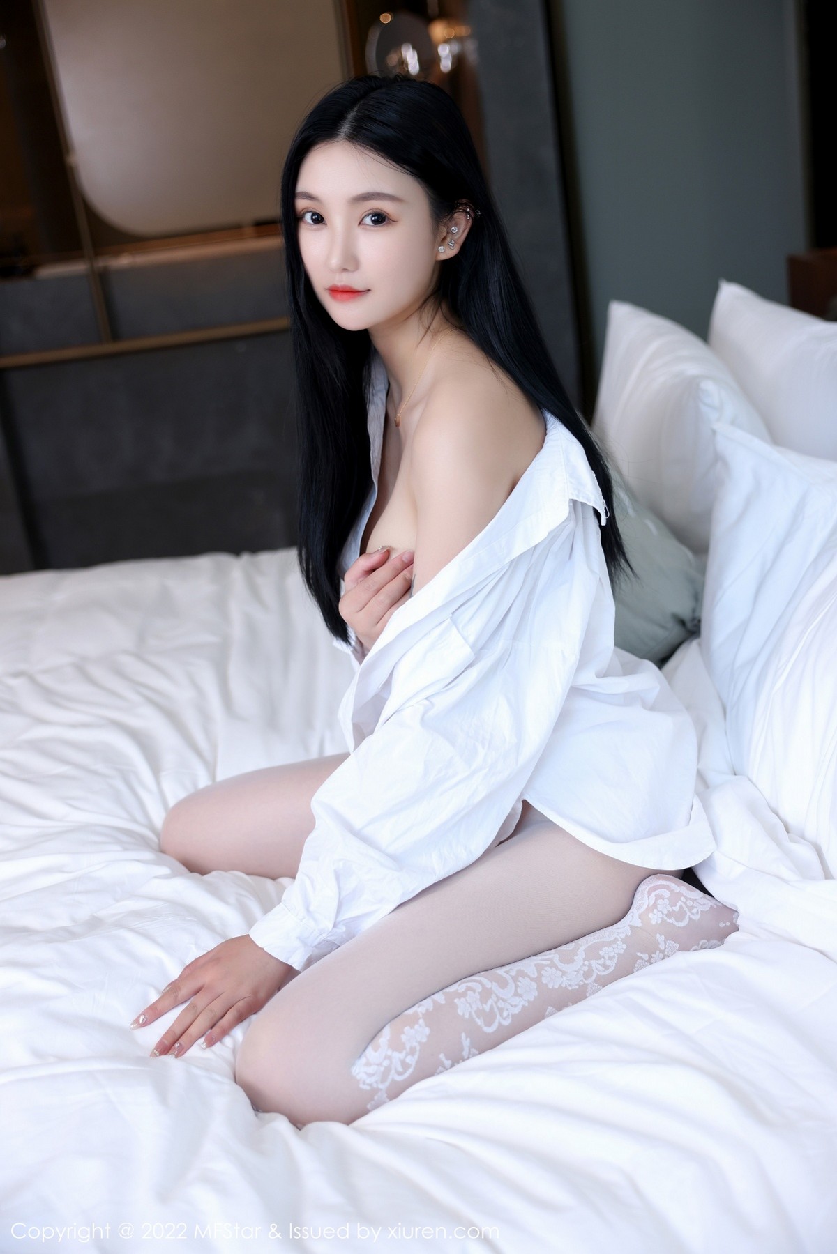 xgyw.top_[MFStar模范学院]Vol.565_新人模特小米XM性感白T配白色蛇纹无内丝袜惹火诱惑写真61P