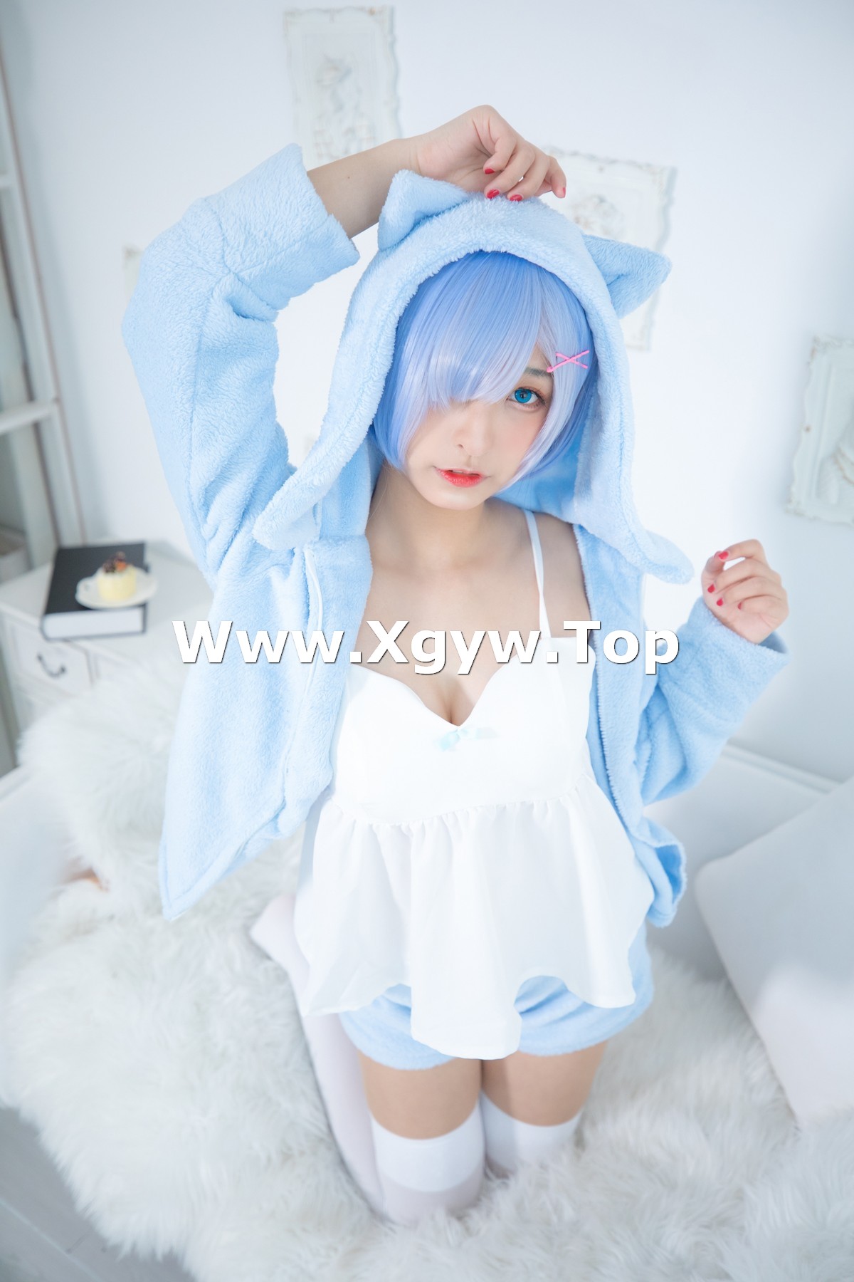 xgyw.top_萝莉美女神楽坂真冬白丝蕾姆主题私房脱外衣露白色吊带配白丝袜性感迷人写真150P