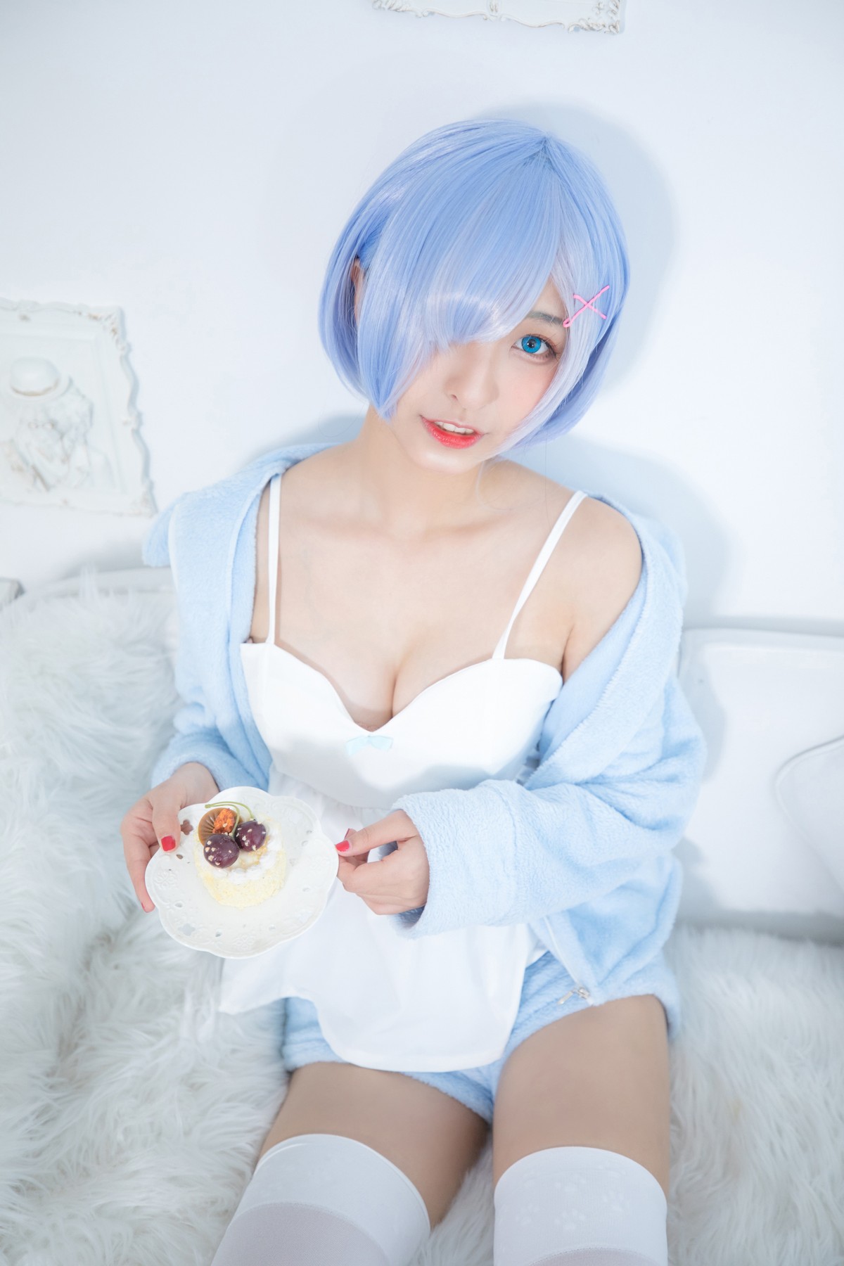 xgyw.top_萝莉美女神楽坂真冬白丝蕾姆主题私房脱外衣露白色吊带配白丝袜性感迷人写真150P