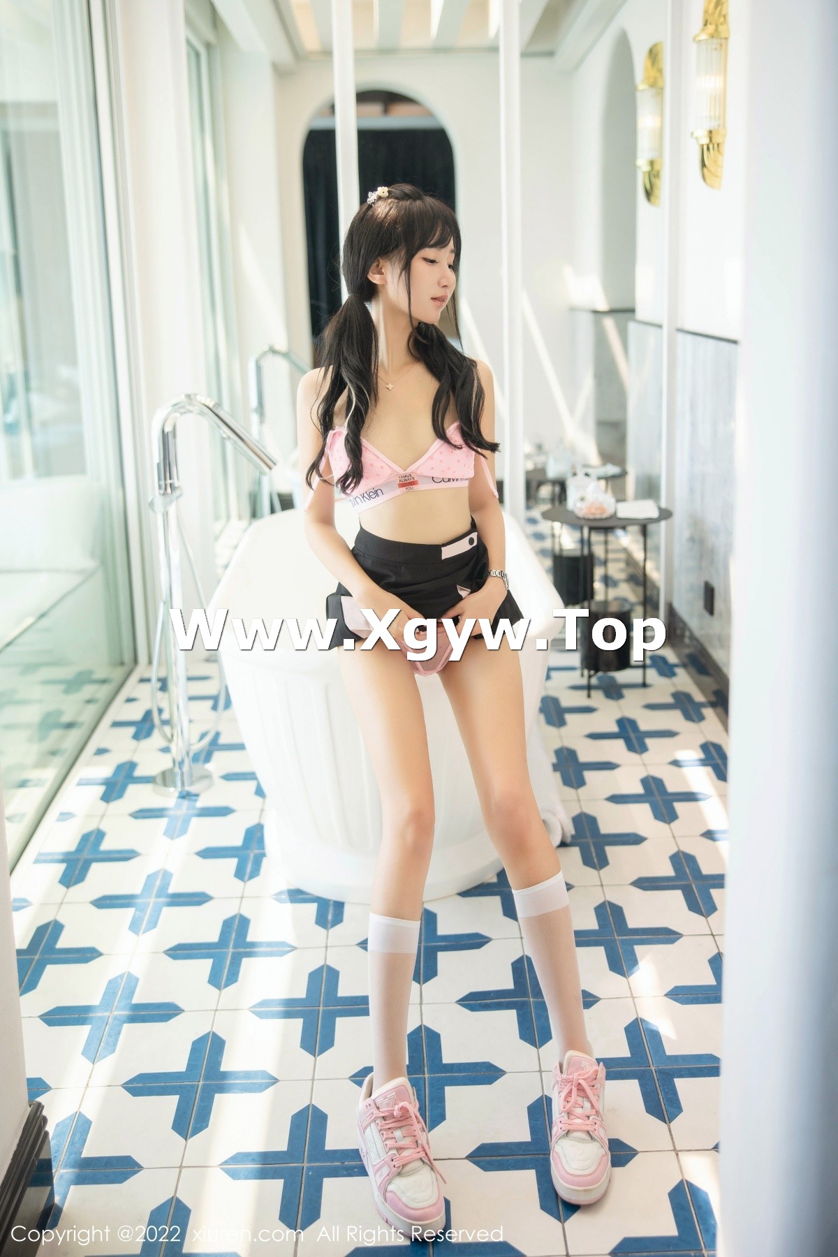 xgyw.top_XiuRen第5443期_女神小果冻儿大理旅拍性感白T配黑短裙露粉色内衣迷人诱惑写真99P