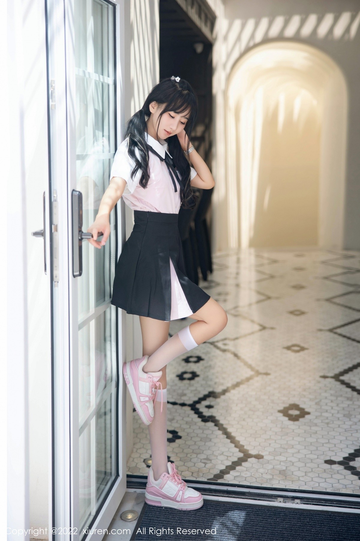 xgyw.top_XiuRen第5443期_女神小果冻儿大理旅拍性感白T配黑短裙露粉色内衣迷人诱惑写真99P