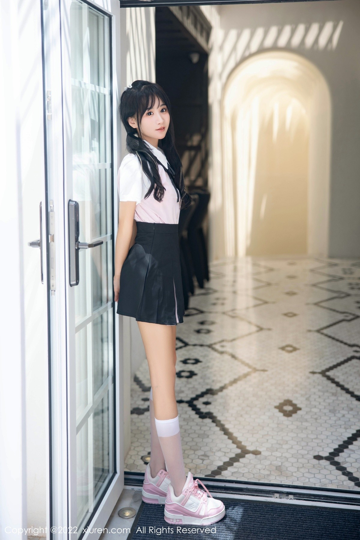 xgyw.top_XiuRen第5443期_女神小果冻儿大理旅拍性感白T配黑短裙露粉色内衣迷人诱惑写真99P