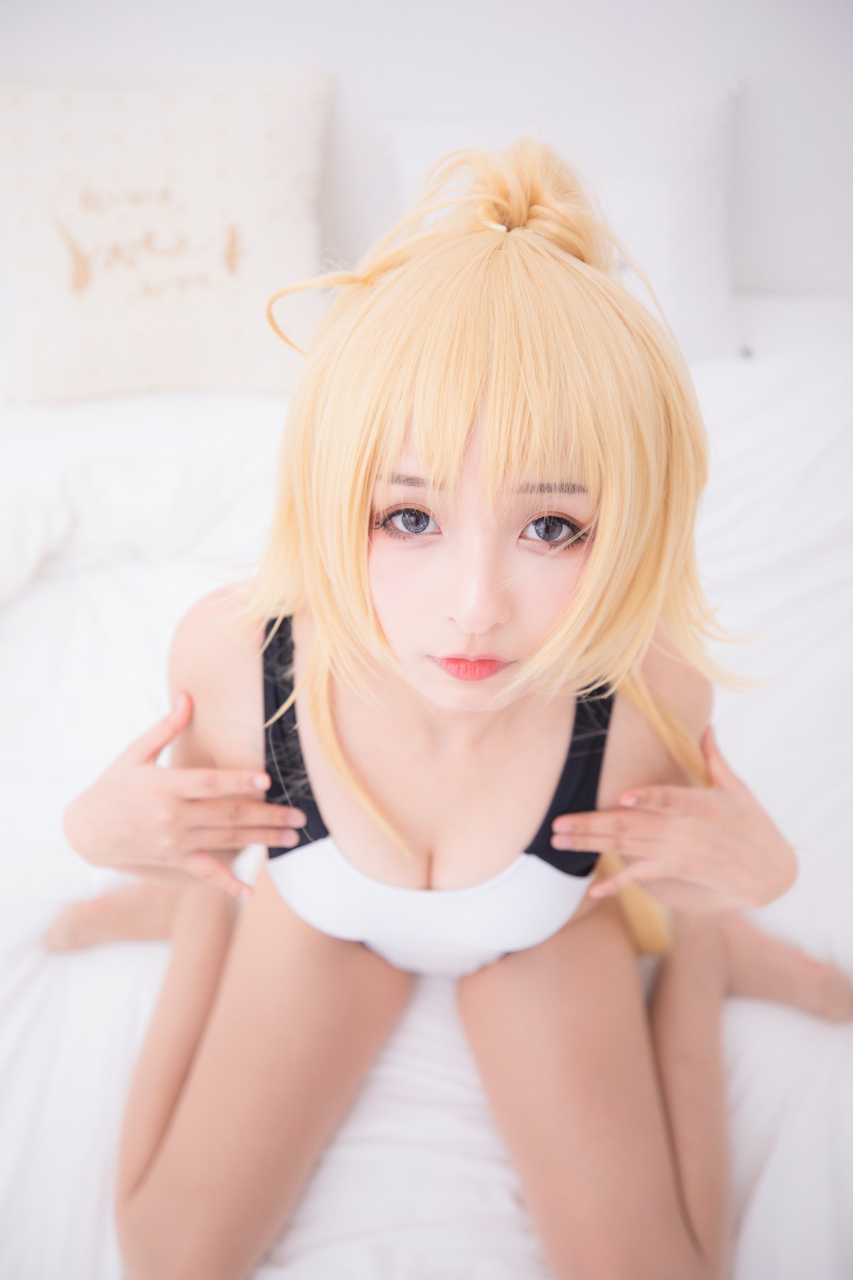 xgyw.top_萝莉美女神楽坂真冬贞德泳装主题私房浴室性感白色连体泳衣秀完美身材诱惑写真150P