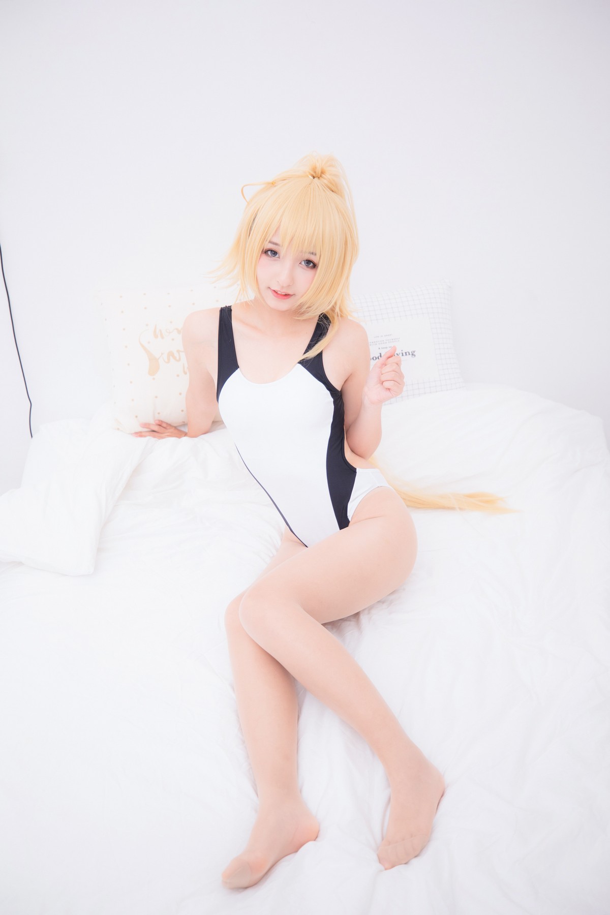 xgyw.top_萝莉美女神楽坂真冬贞德泳装主题私房浴室性感白色连体泳衣秀完美身材诱惑写真150P