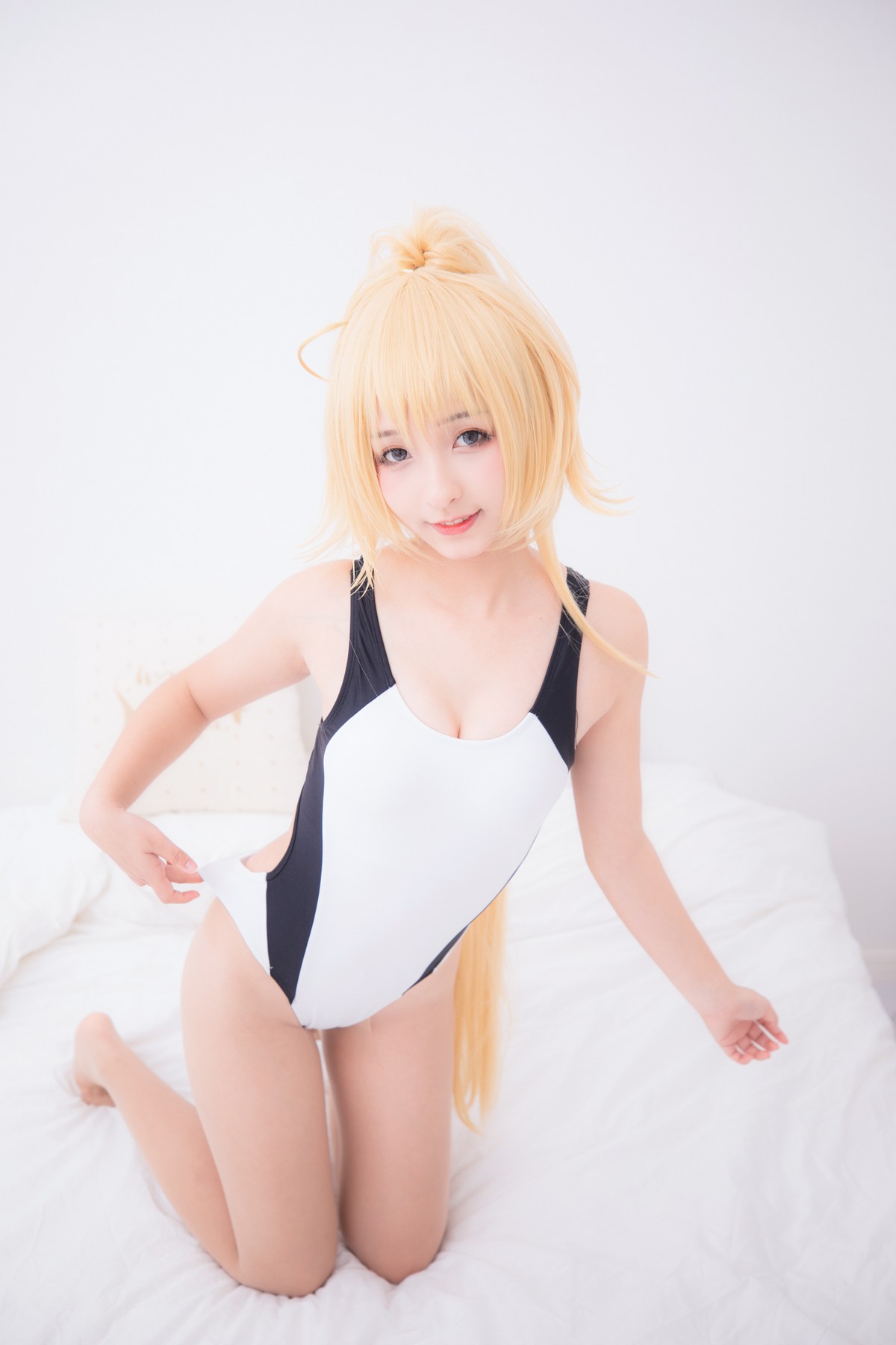 xgyw.top_萝莉美女神楽坂真冬贞德泳装主题私房浴室性感白色连体泳衣秀完美身材诱惑写真150P