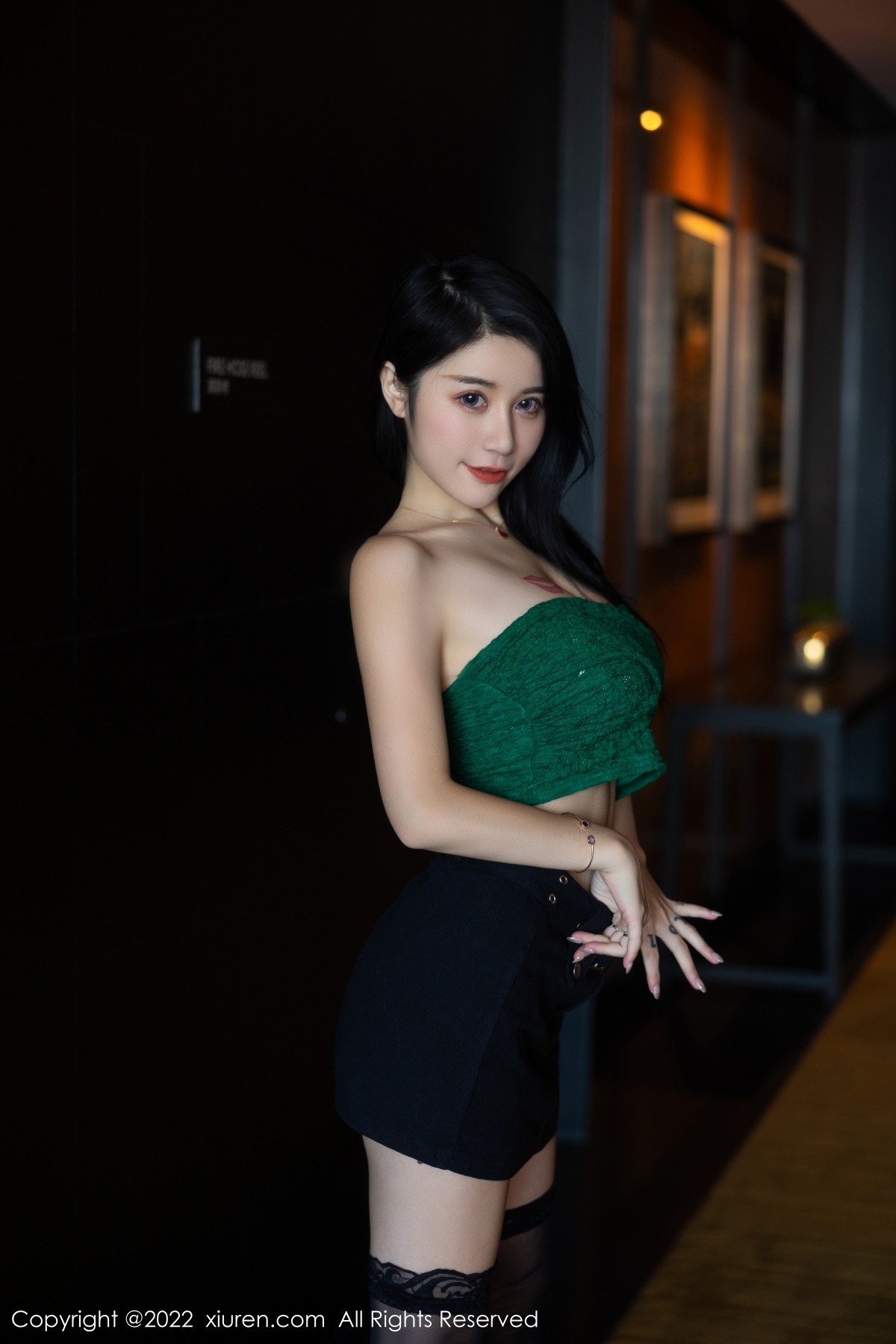 xgyw.top_XiuRen第5455期_模特美七Mia西双版纳旅拍露肩短装配黑短裙秀惹火身材诱惑写真75P