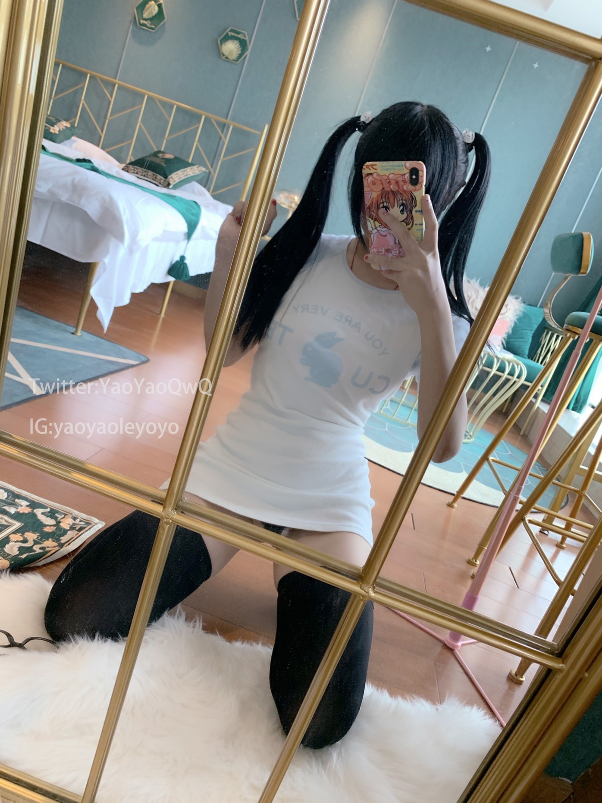 xgyw.top_网络美女软妹摇摇乐训练师主题私房性感白T配黑丝袜半撩露豪乳遮点诱惑写真47P