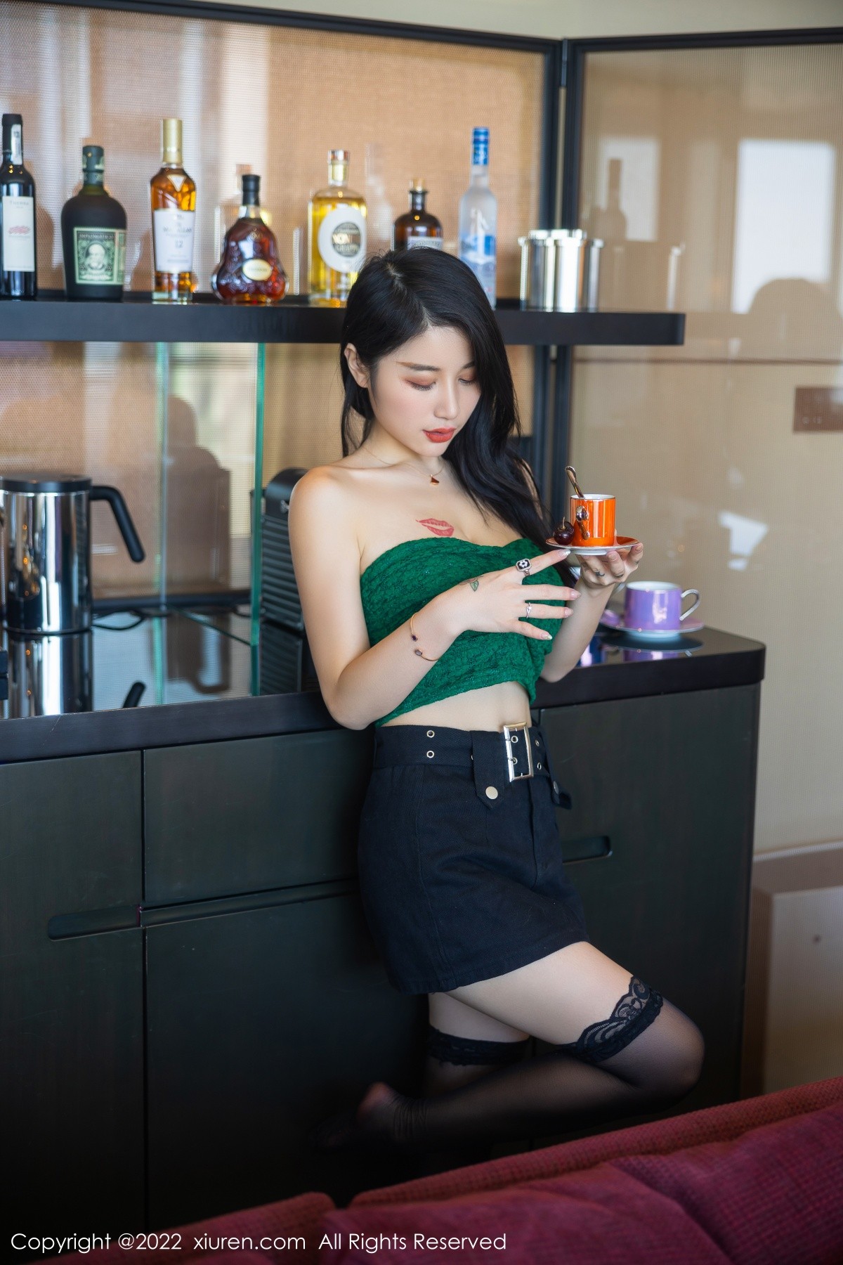 xgyw.top_XiuRen第5455期_模特美七Mia西双版纳旅拍露肩短装配黑短裙秀惹火身材诱惑写真75P