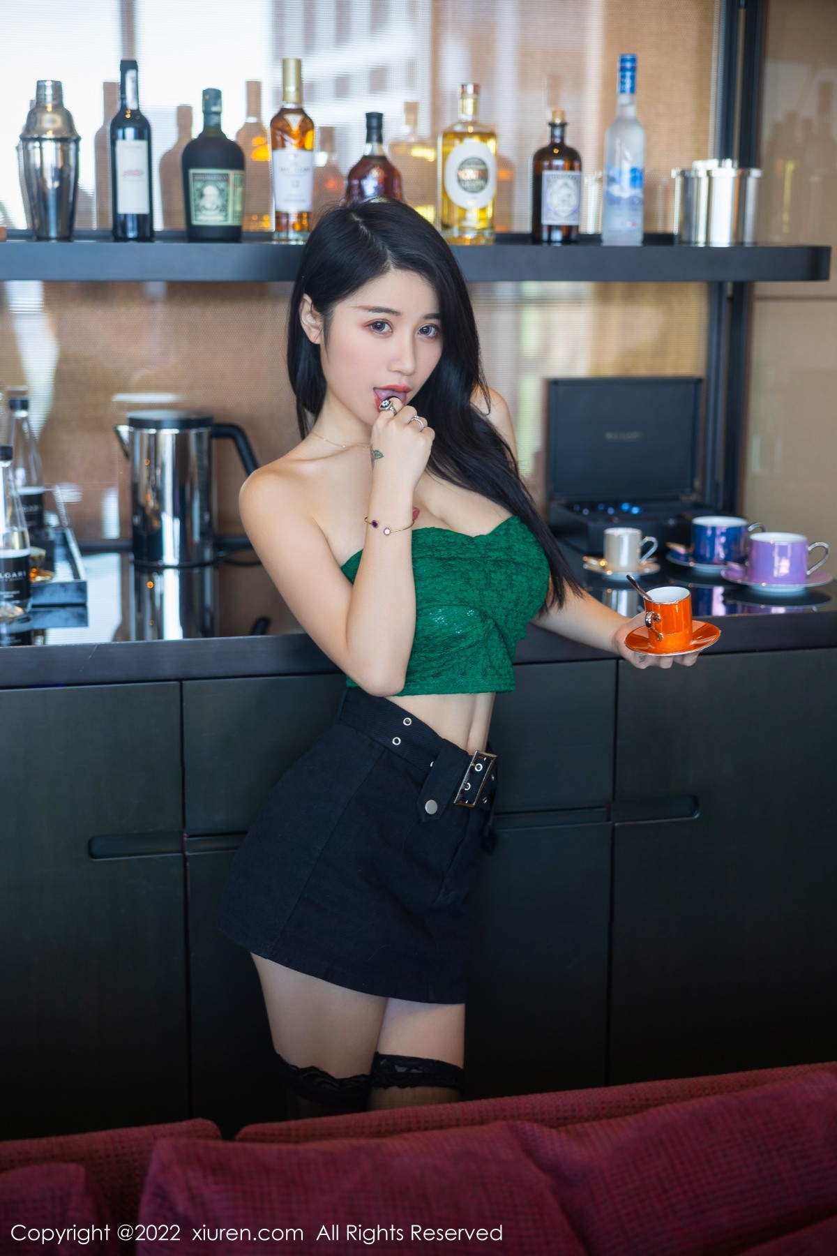 xgyw.top_XiuRen第5455期_模特美七Mia西双版纳旅拍露肩短装配黑短裙秀惹火身材诱惑写真75P