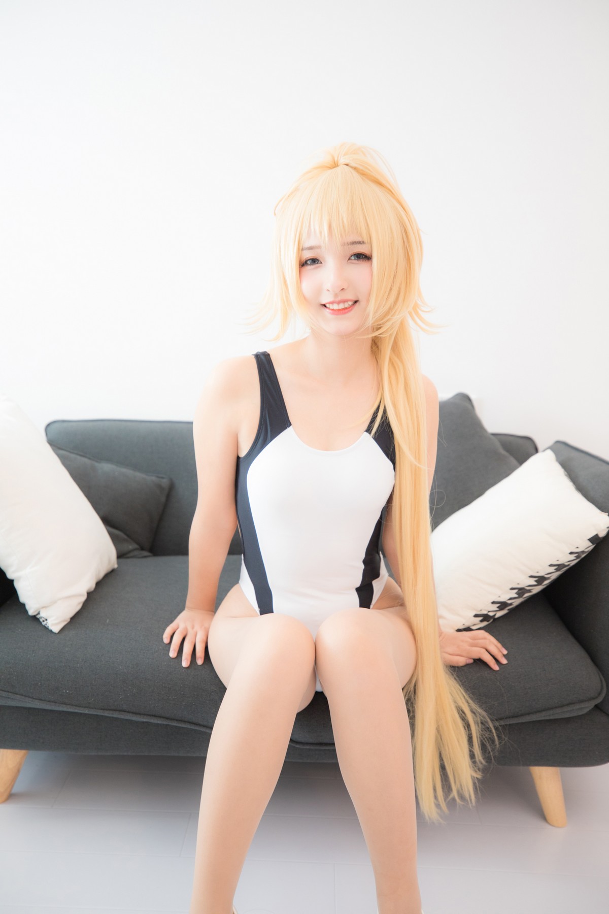xgyw.top_萝莉美女神楽坂真冬贞德泳装主题私房浴室性感白色连体泳衣秀完美身材诱惑写真150P