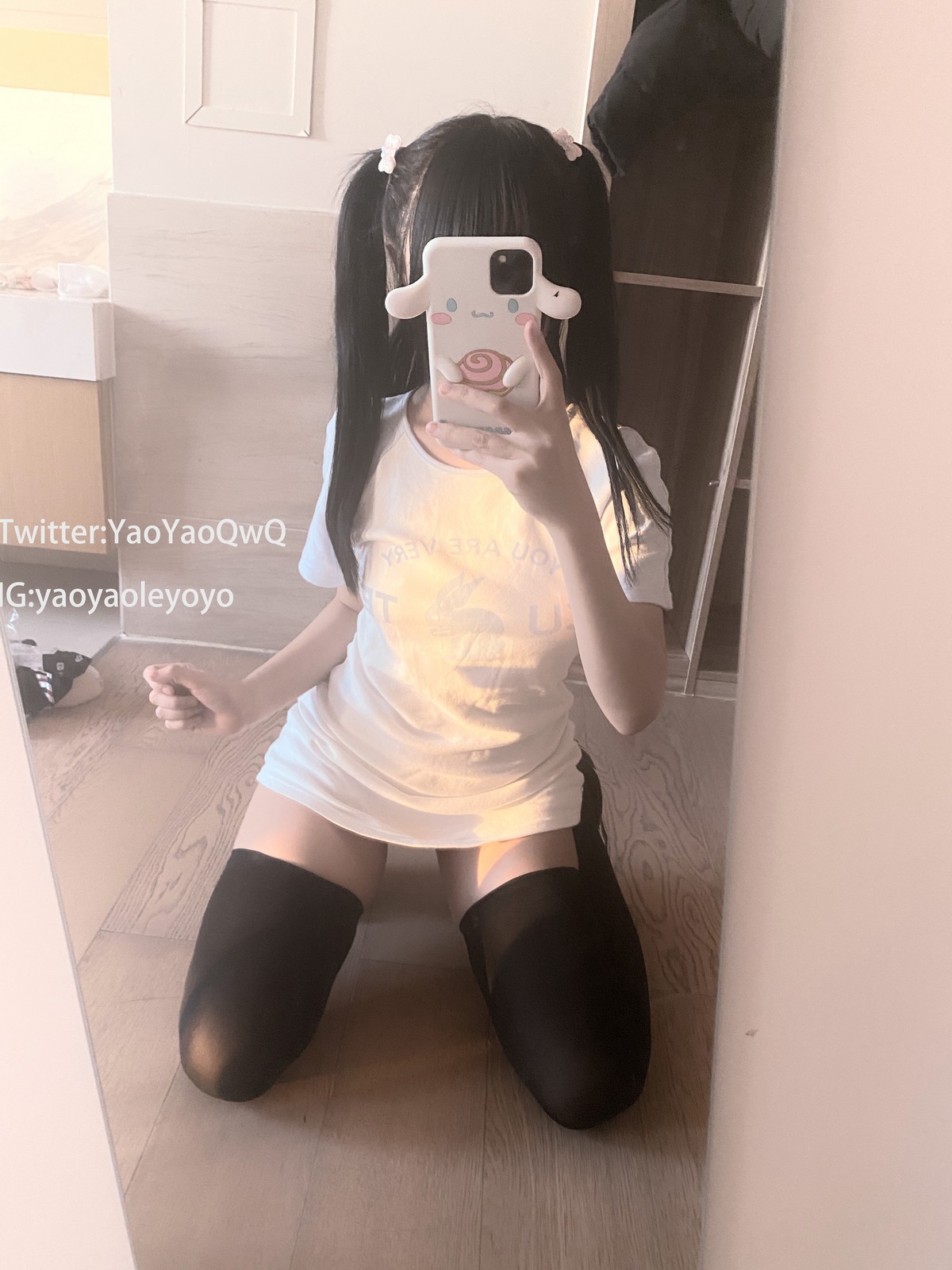 xgyw.top_网络美女软妹摇摇乐训练师主题私房性感白T配黑丝袜半撩露豪乳遮点诱惑写真47P