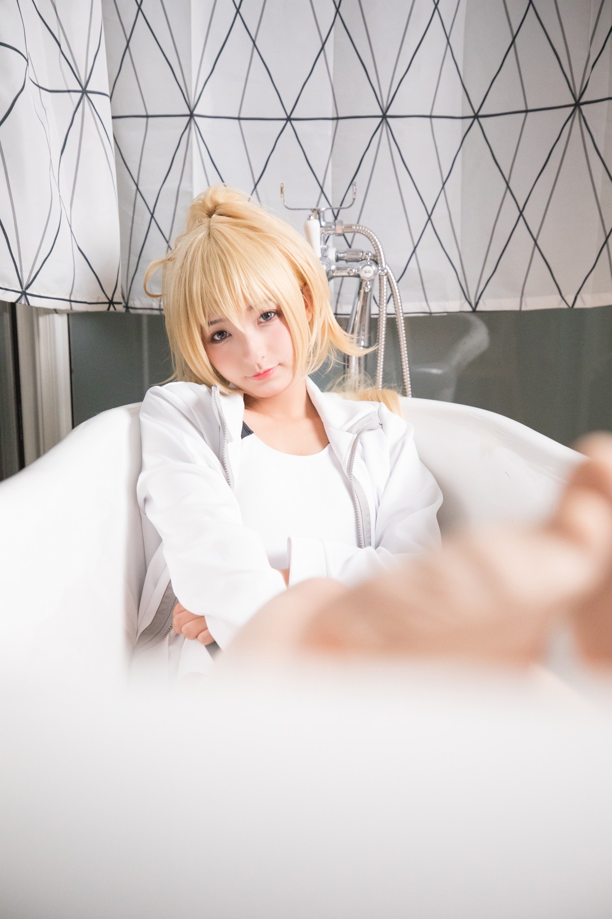 xgyw.top_萝莉美女神楽坂真冬贞德泳装主题私房浴室性感白色连体泳衣秀完美身材诱惑写真150P
