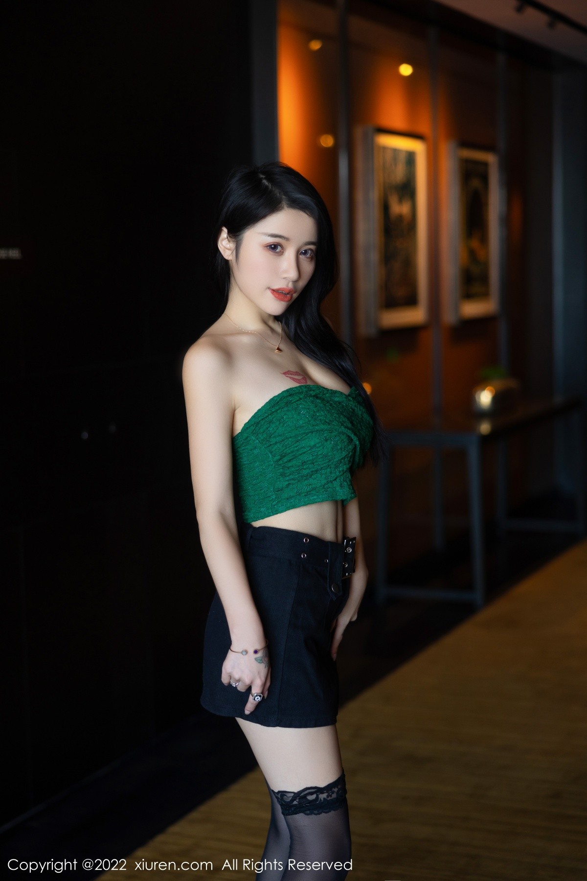 xgyw.top_XiuRen第5455期_模特美七Mia西双版纳旅拍露肩短装配黑短裙秀惹火身材诱惑写真75P