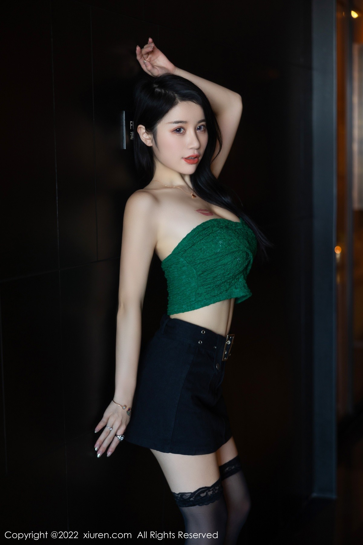 xgyw.top_XiuRen第5455期_模特美七Mia西双版纳旅拍露肩短装配黑短裙秀惹火身材诱惑写真75P