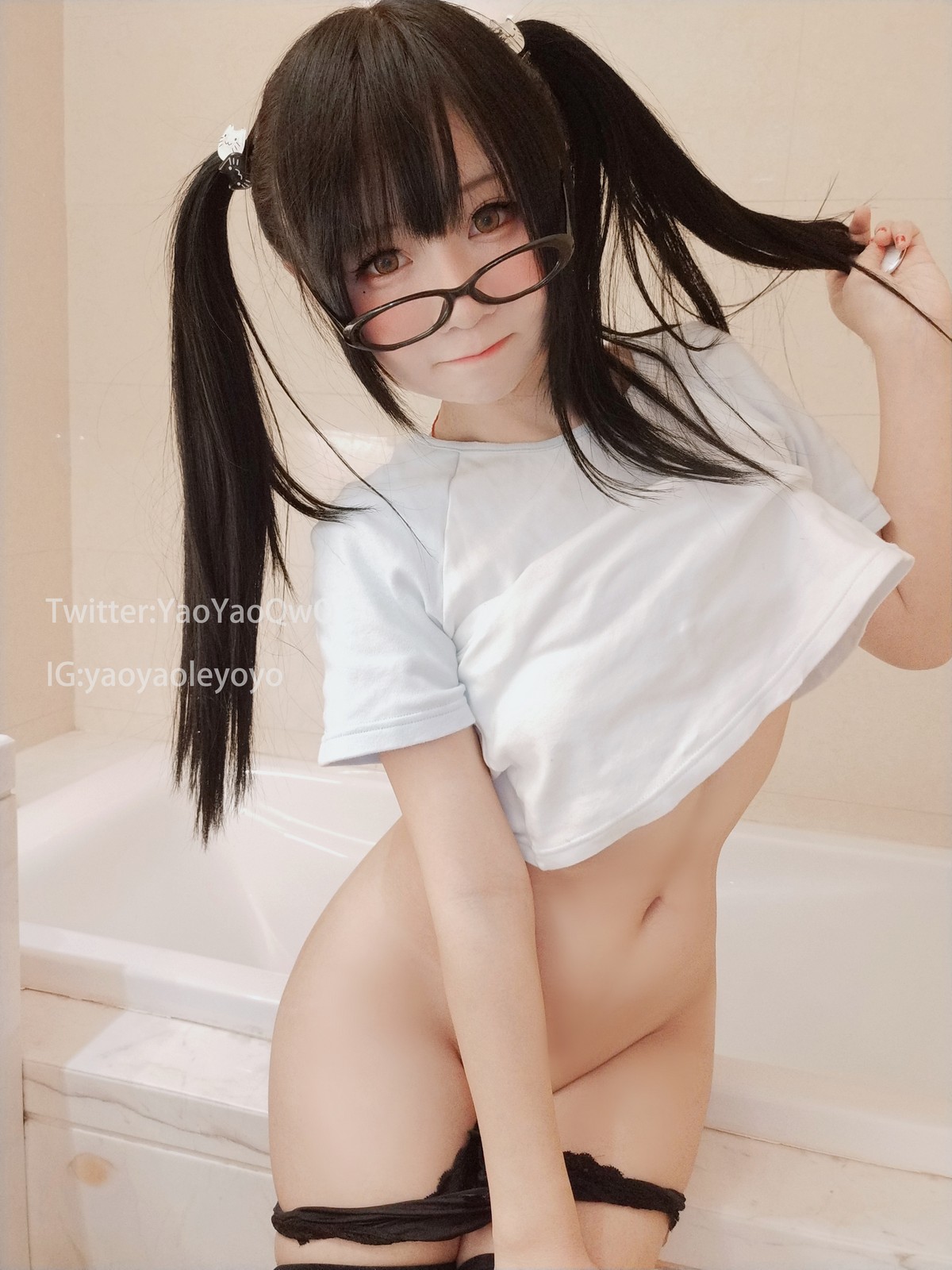 xgyw.top_网络美女软妹摇摇乐训练师主题私房性感白T配黑丝袜半撩露豪乳遮点诱惑写真47P