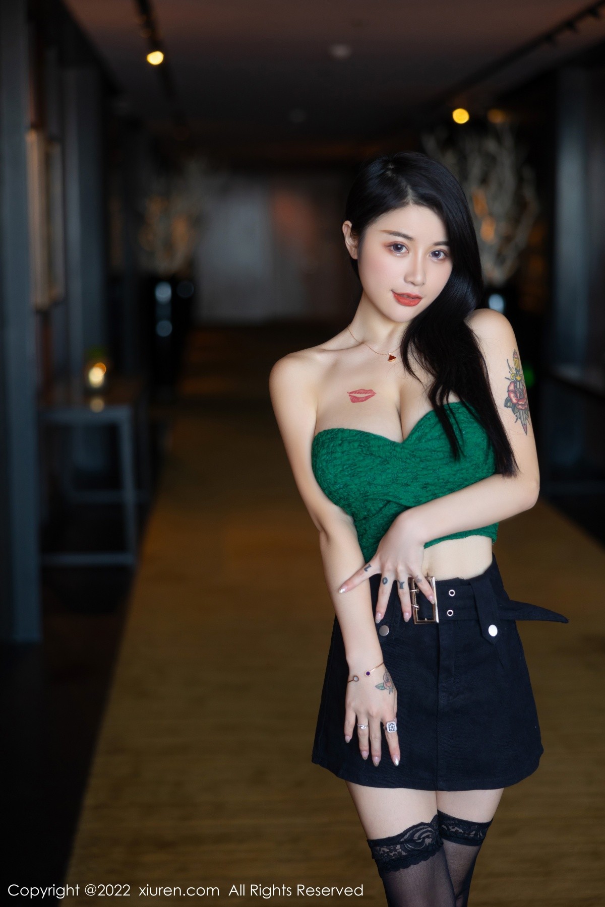 xgyw.top_XiuRen第5455期_模特美七Mia西双版纳旅拍露肩短装配黑短裙秀惹火身材诱惑写真75P