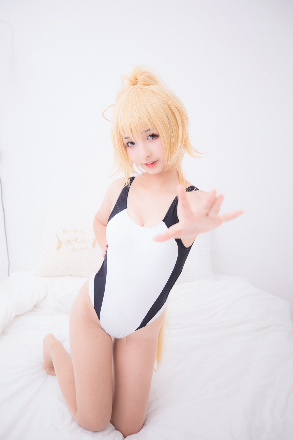 xgyw.top_萝莉美女神楽坂真冬贞德泳装主题私房浴室性感白色连体泳衣秀完美身材诱惑写真150P