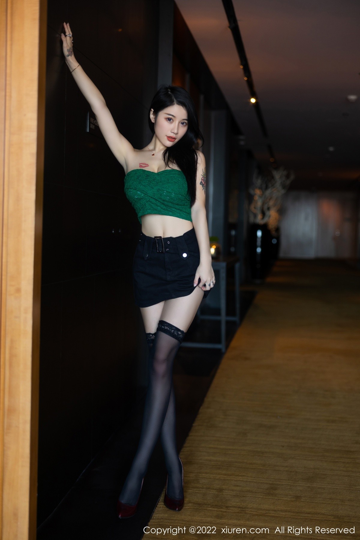 xgyw.top_XiuRen第5455期_模特美七Mia西双版纳旅拍露肩短装配黑短裙秀惹火身材诱惑写真75P