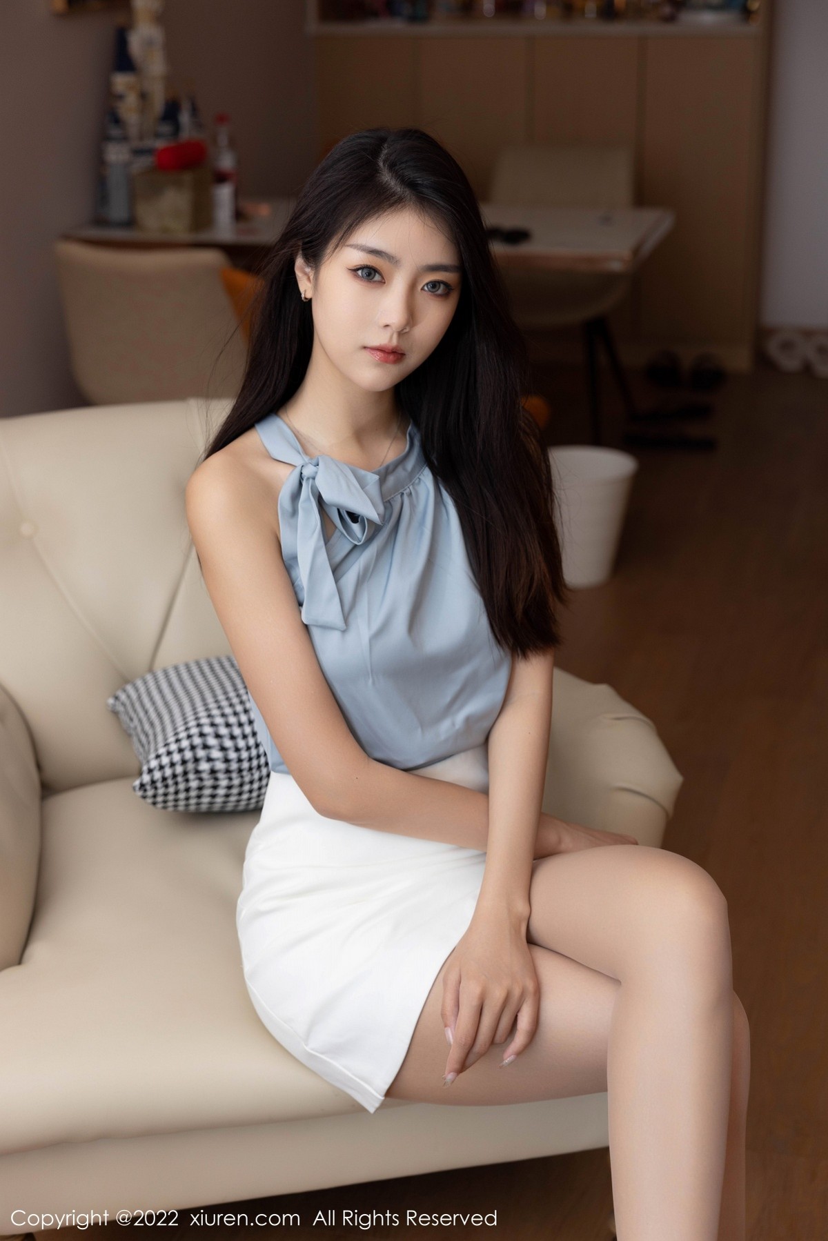 xgyw.top_XiuRen第5459期_模特可乐Vicky淡蓝色上衣配性感白色短裙秀苗条身材诱惑写真56P