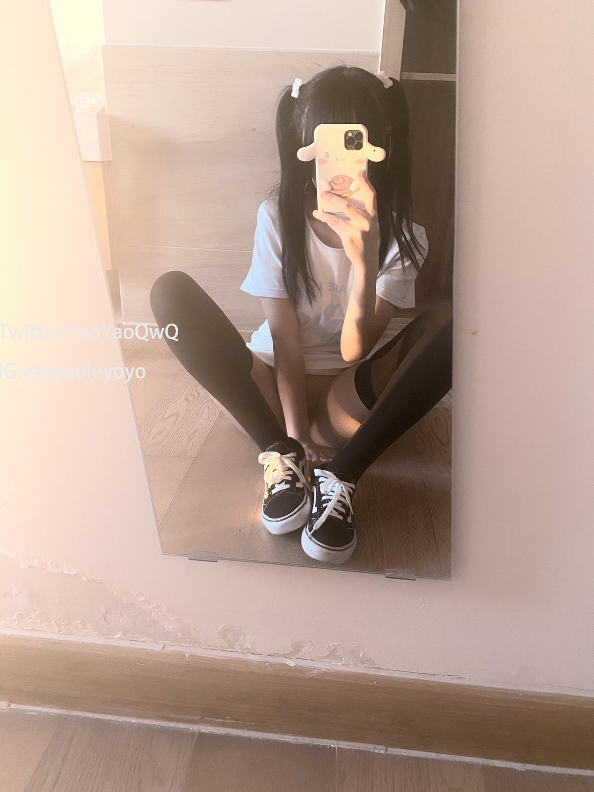 xgyw.top_网络美女软妹摇摇乐训练师主题私房性感白T配黑丝袜半撩露豪乳遮点诱惑写真47P