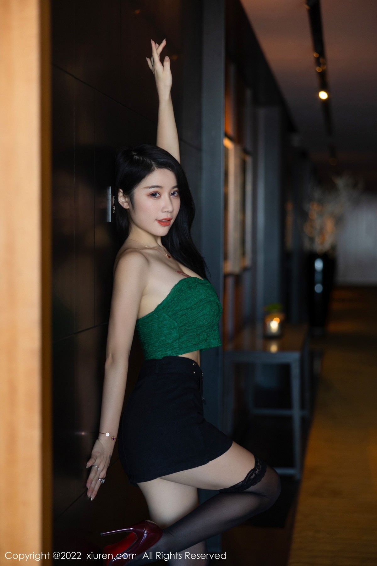 xgyw.top_XiuRen第5455期_模特美七Mia西双版纳旅拍露肩短装配黑短裙秀惹火身材诱惑写真75P