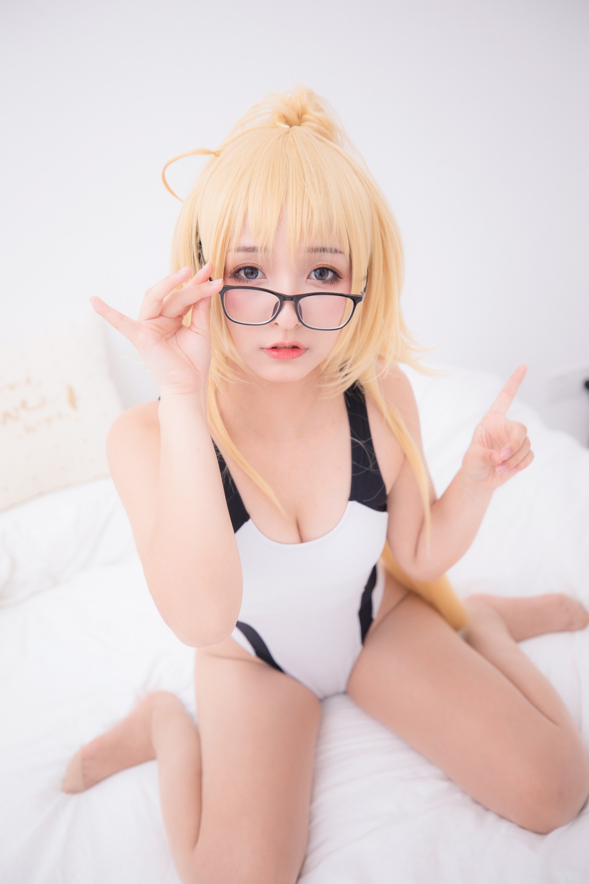 xgyw.top_萝莉美女神楽坂真冬贞德泳装主题私房浴室性感白色连体泳衣秀完美身材诱惑写真150P