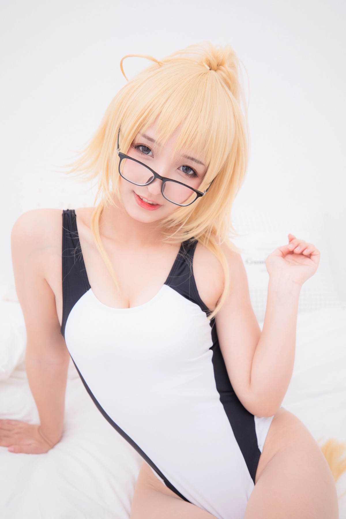 xgyw.top_萝莉美女神楽坂真冬贞德泳装主题私房浴室性感白色连体泳衣秀完美身材诱惑写真150P