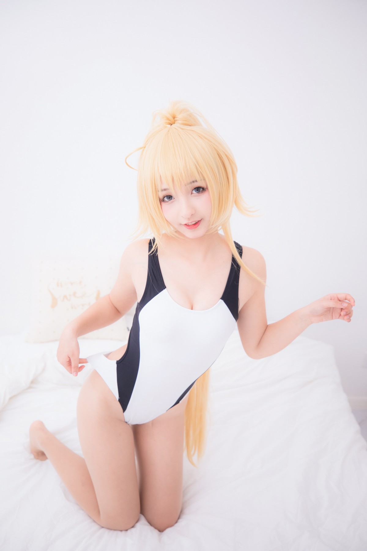xgyw.top_萝莉美女神楽坂真冬贞德泳装主题私房浴室性感白色连体泳衣秀完美身材诱惑写真150P