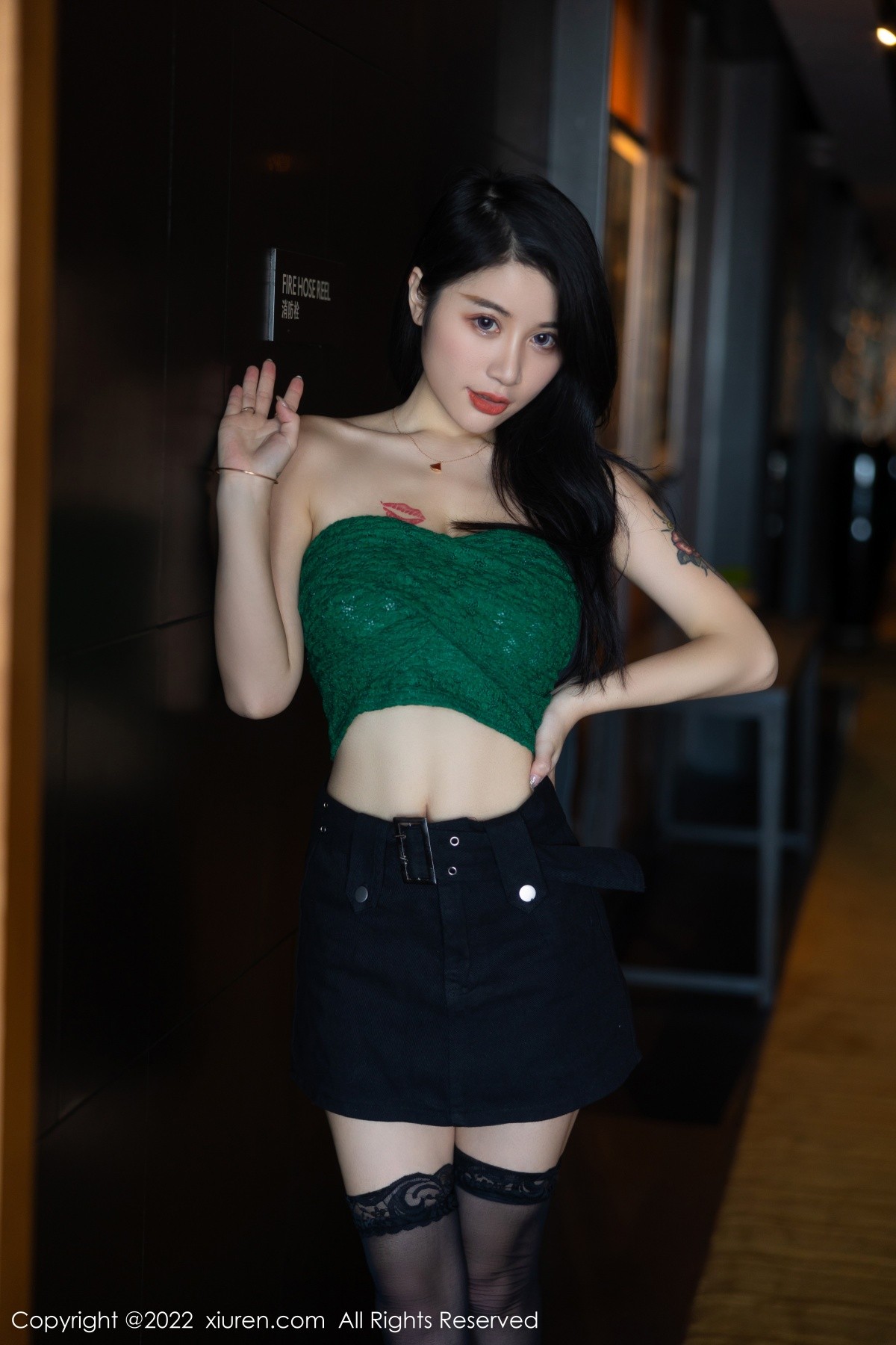 xgyw.top_XiuRen第5455期_模特美七Mia西双版纳旅拍露肩短装配黑短裙秀惹火身材诱惑写真75P